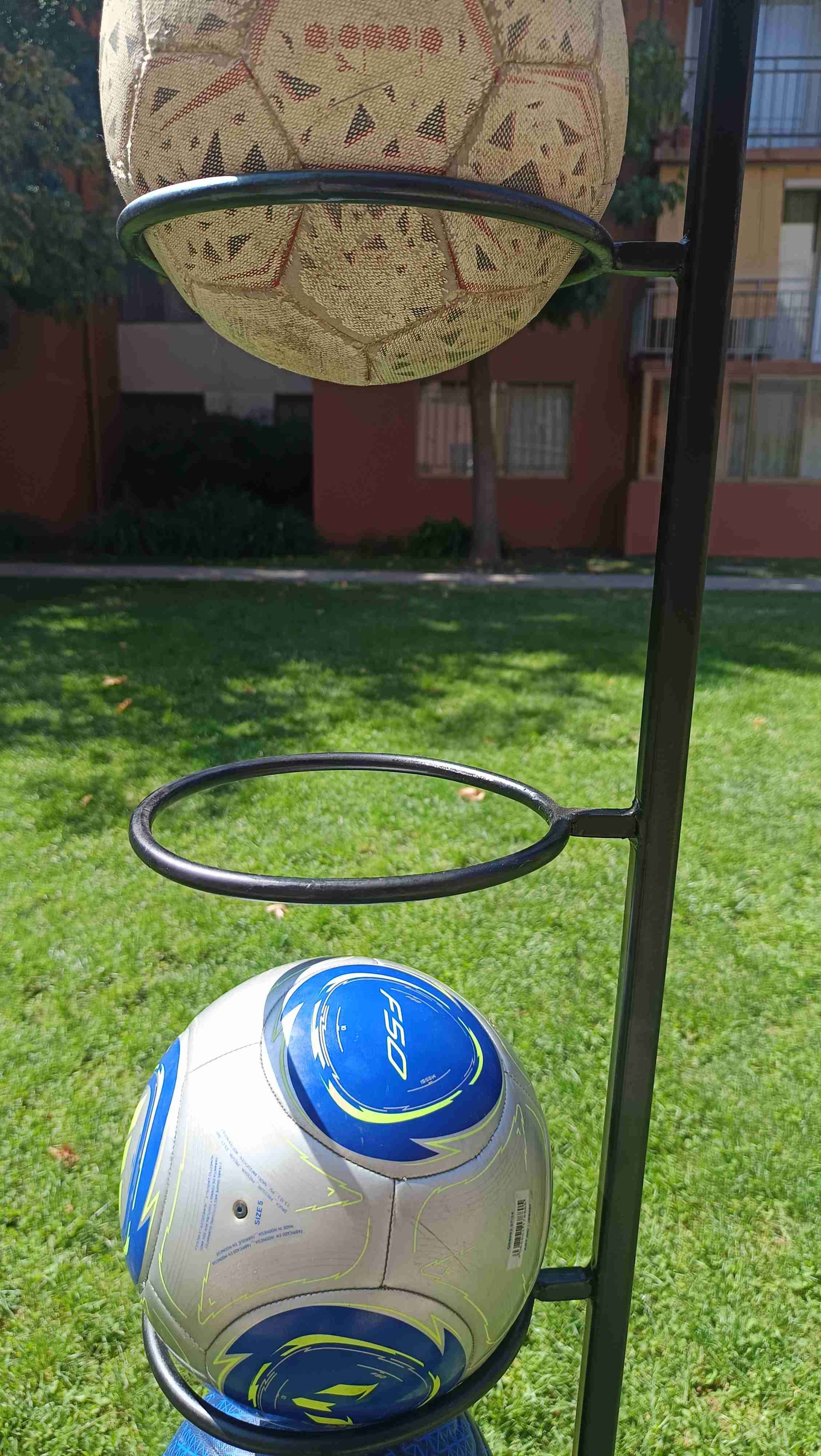 Estante vertical para pelotas de fútbol - miniatura 2