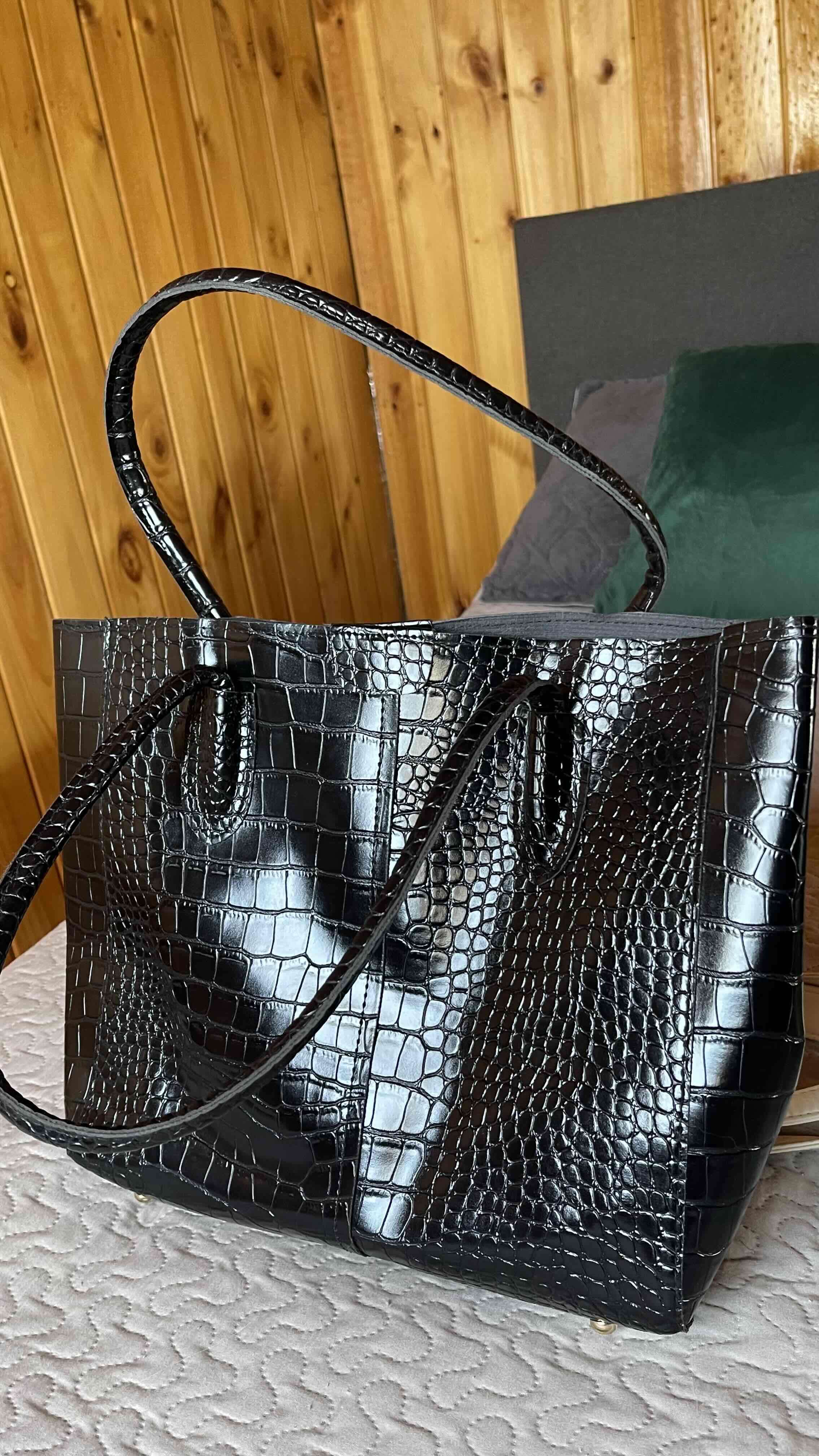 Cartera negra con textura de cocodrilo - 1
