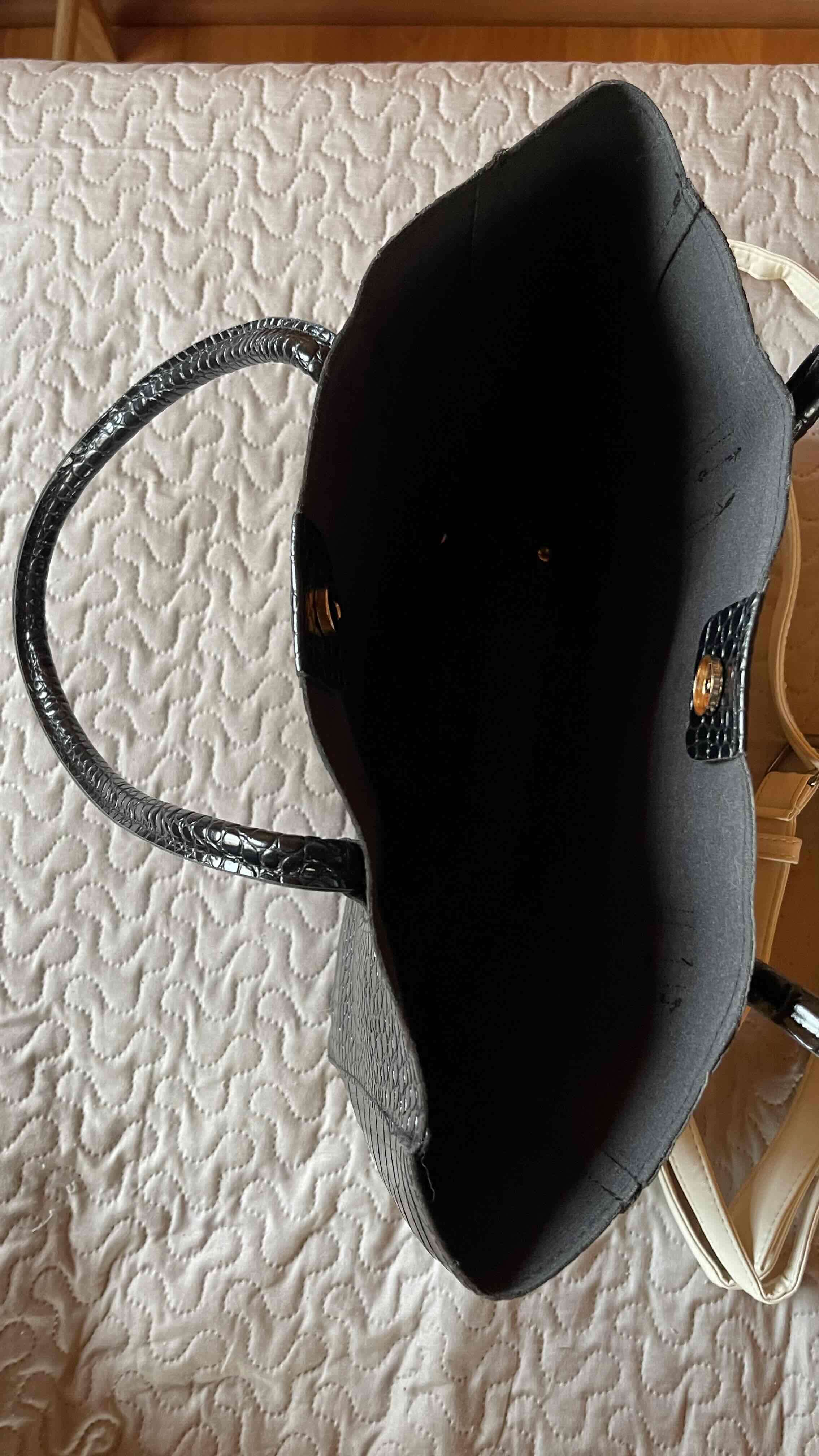 Cartera negra con textura de cocodrilo - 2