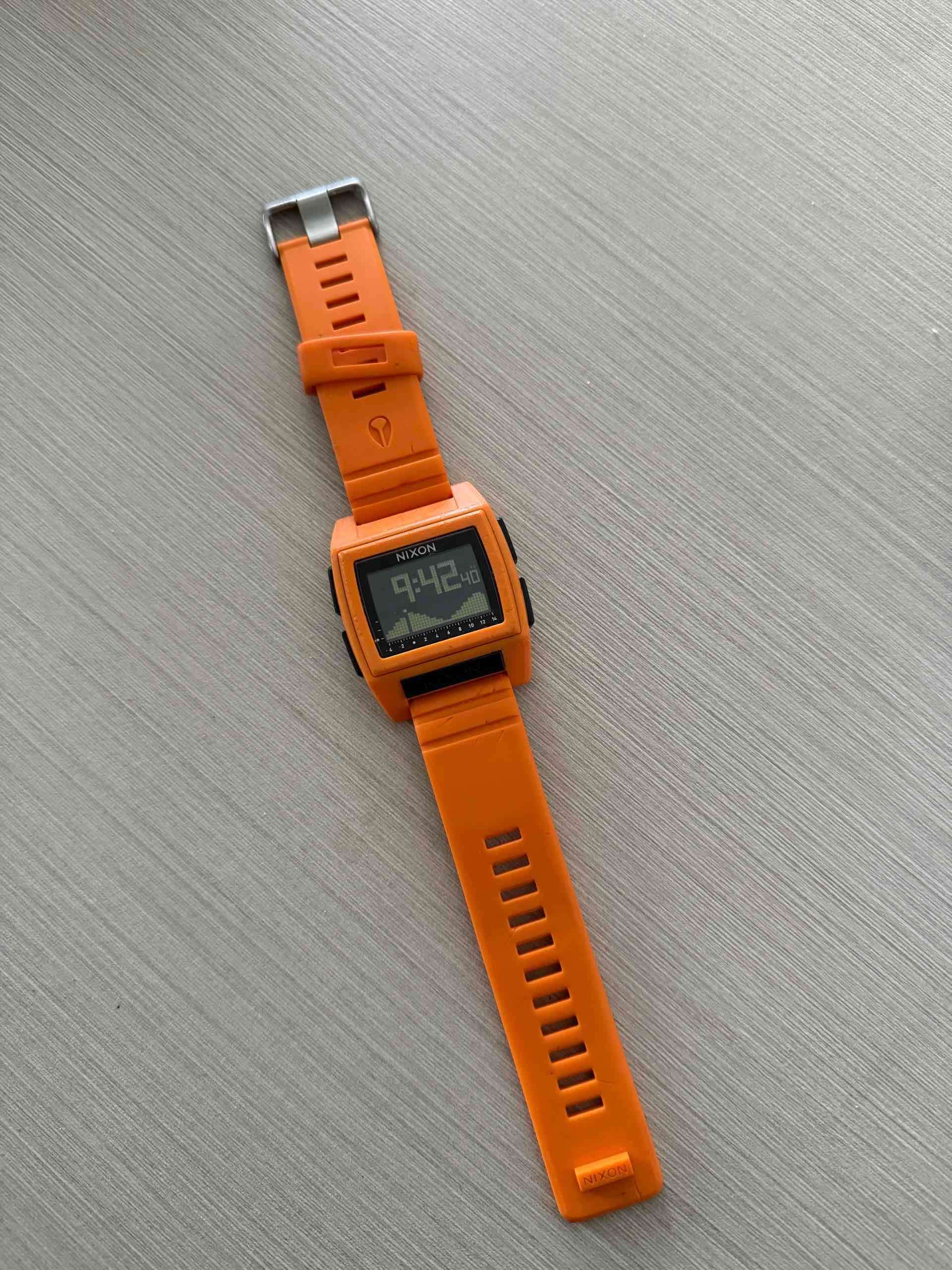 Reloj digital naranja Nixon