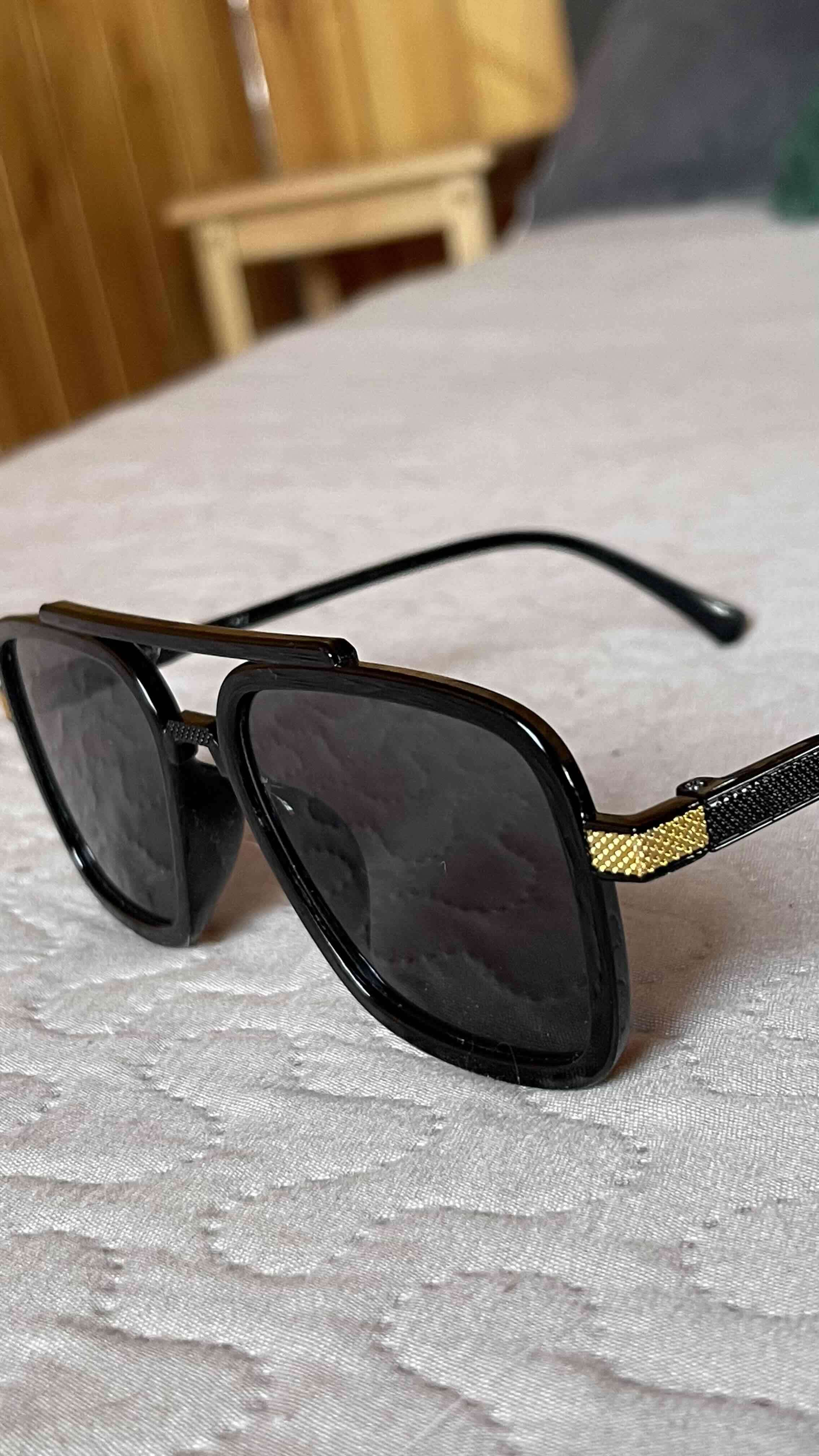 Lentes de sol negras elegantes - miniatura 2