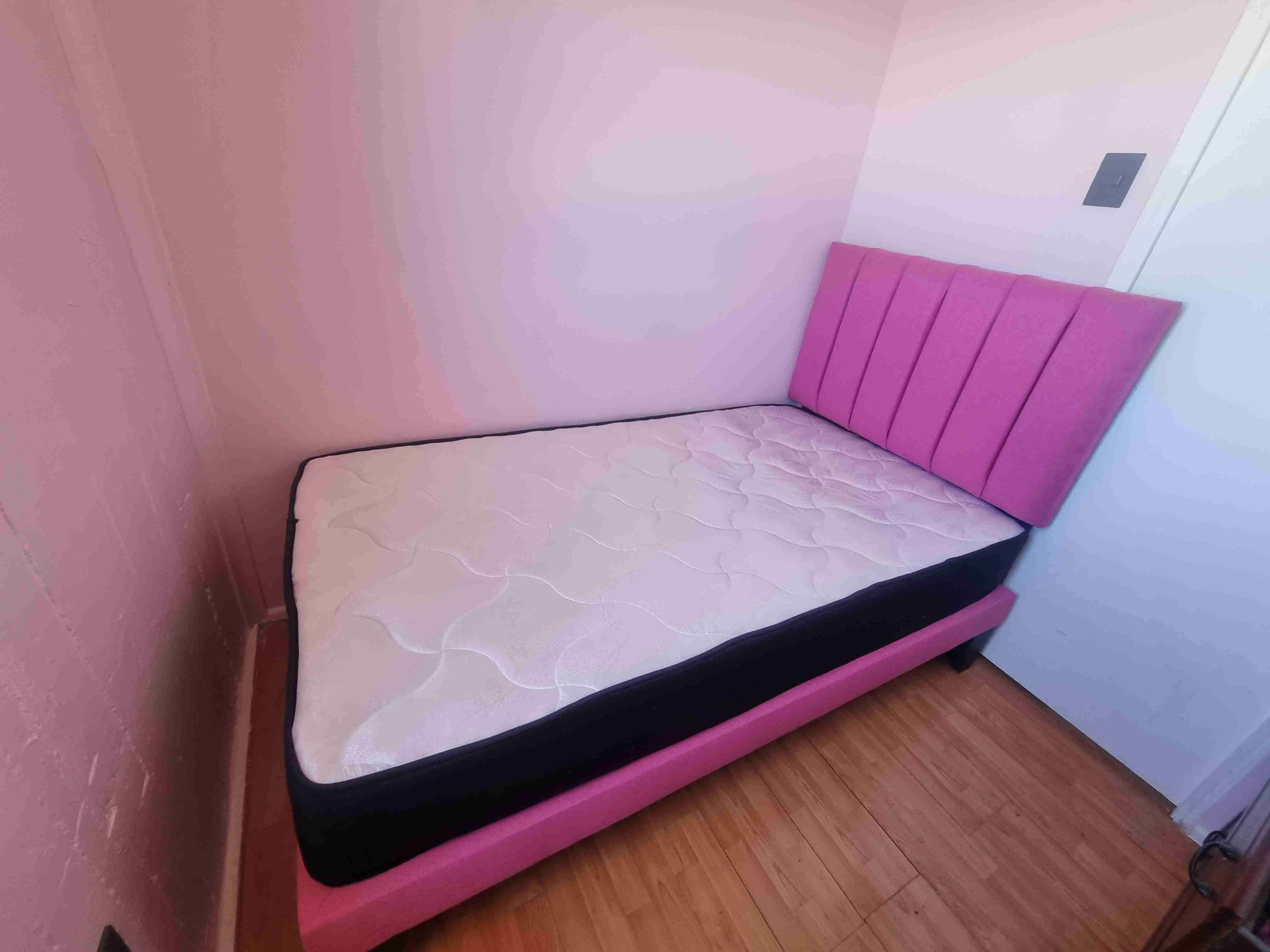 Cama 1,5 con respaldo rosado, base y colchon