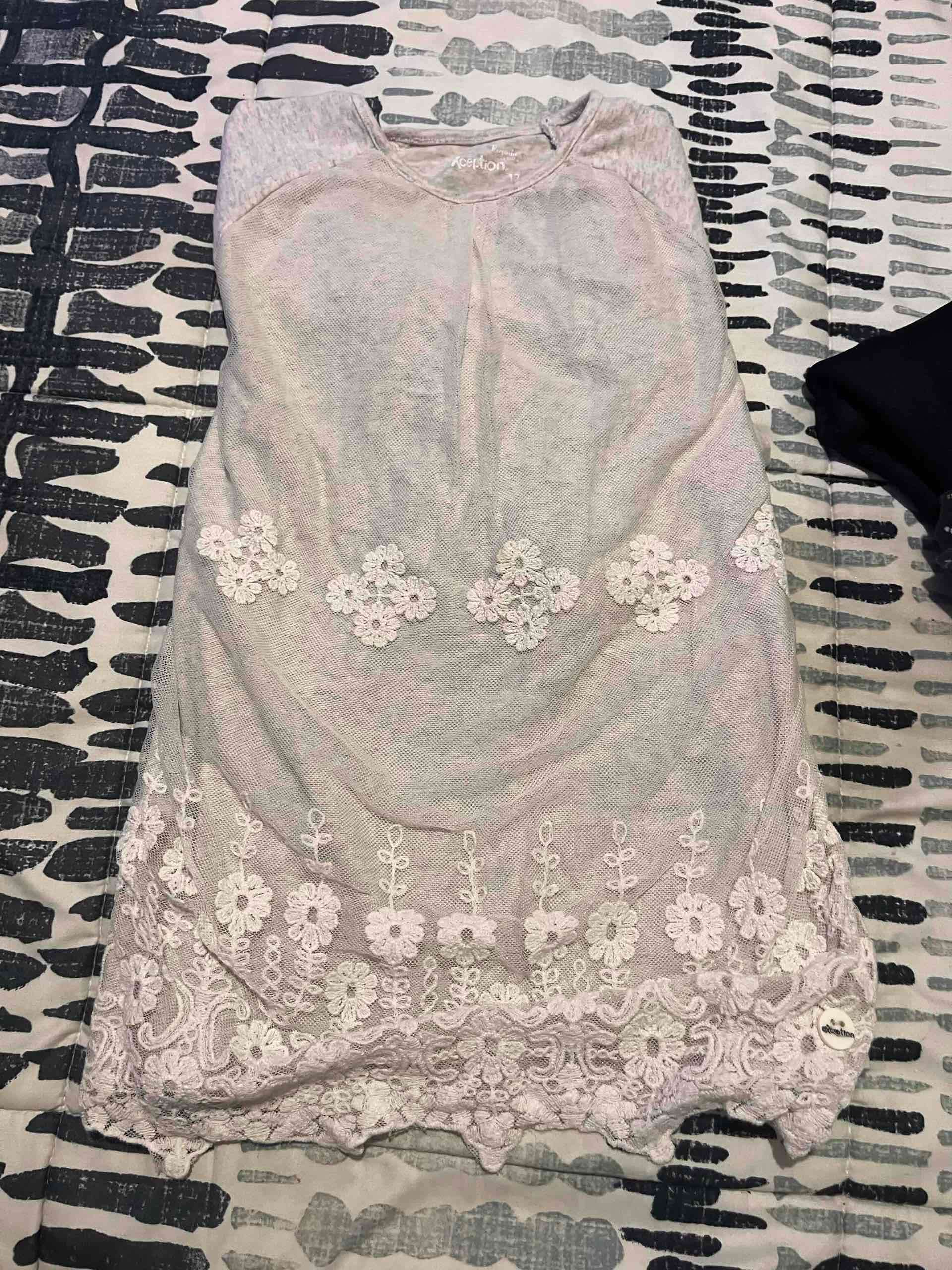 Polera gris con encaje floral - miniatura 2