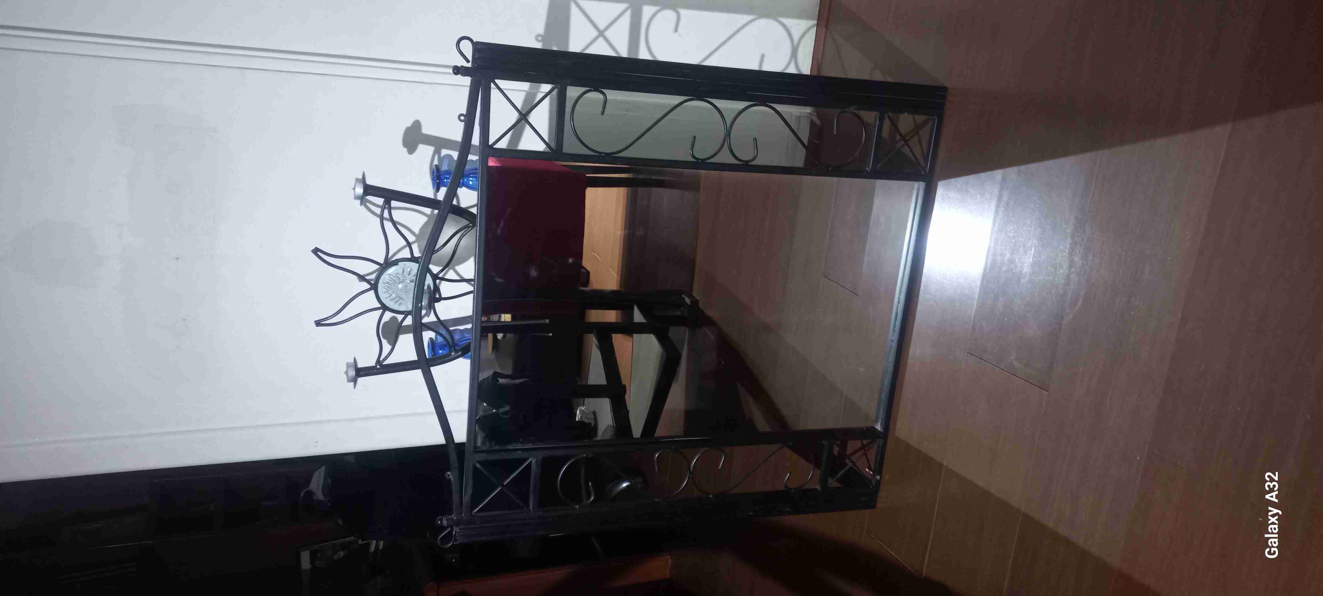 Espejo decorativo con marco de hierro - miniatura 3