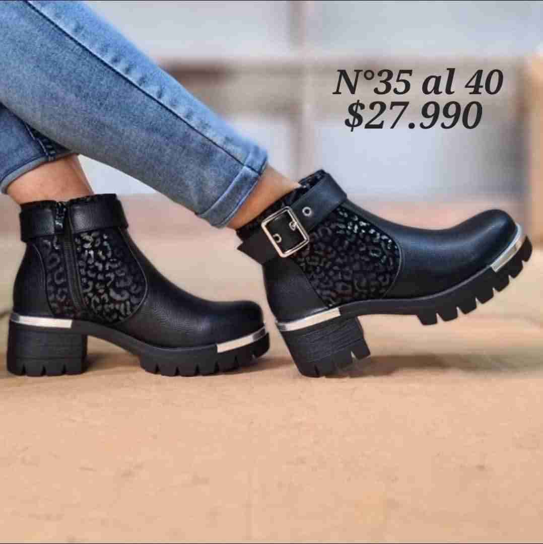 Botines negros con hebilla