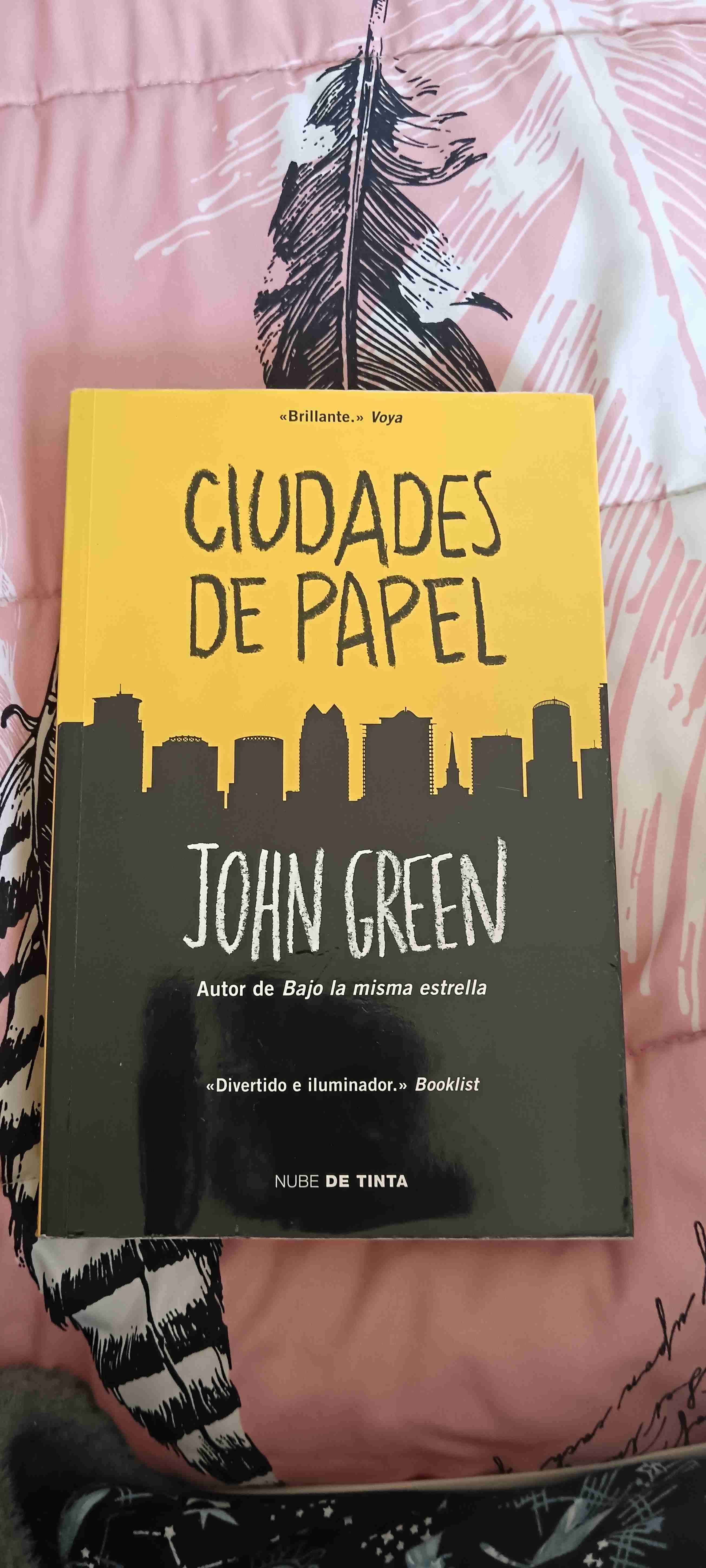 Libro "Ciudades de Papel" con detalles estéticos