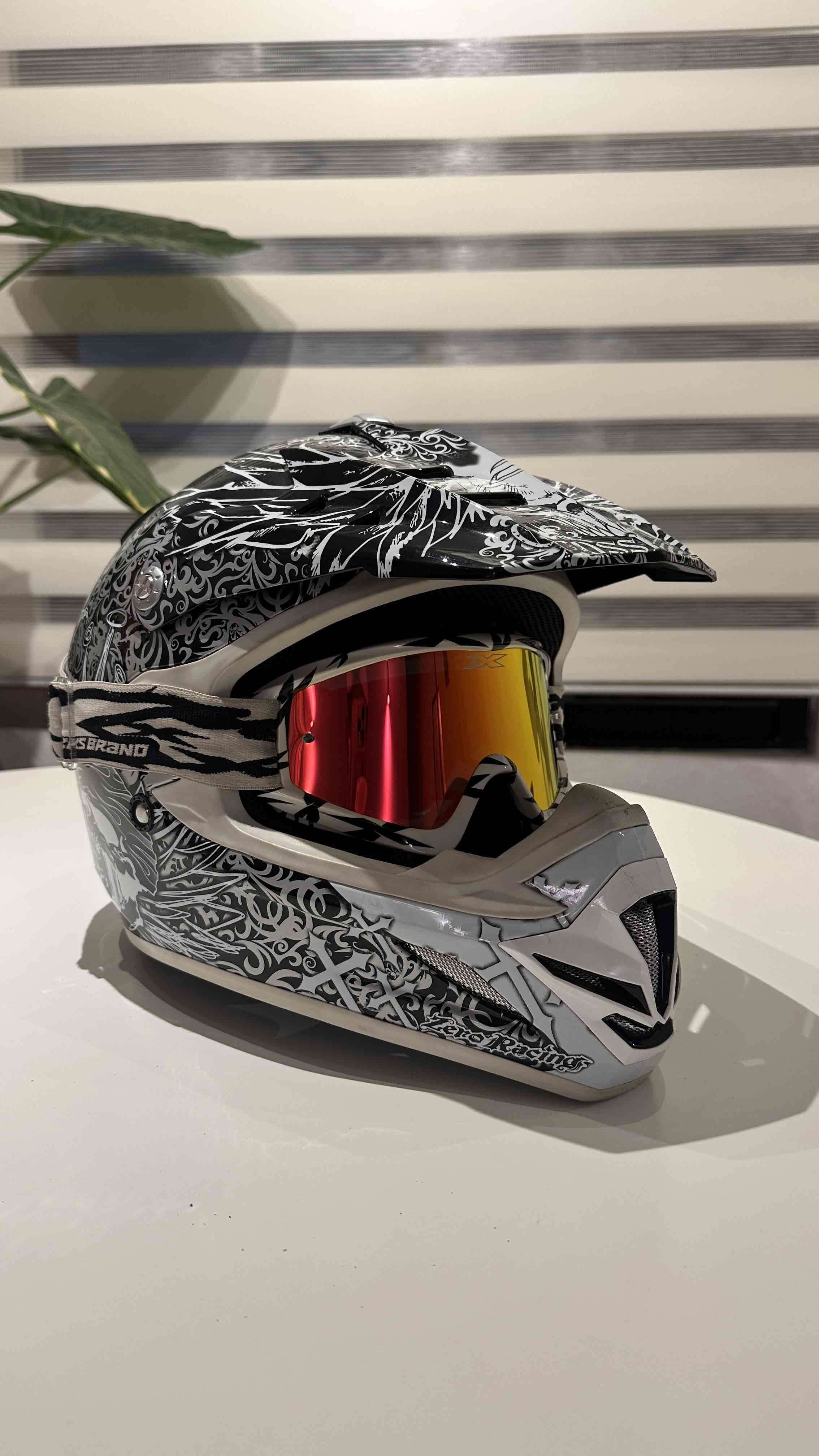 MT Helmets - Crossbones