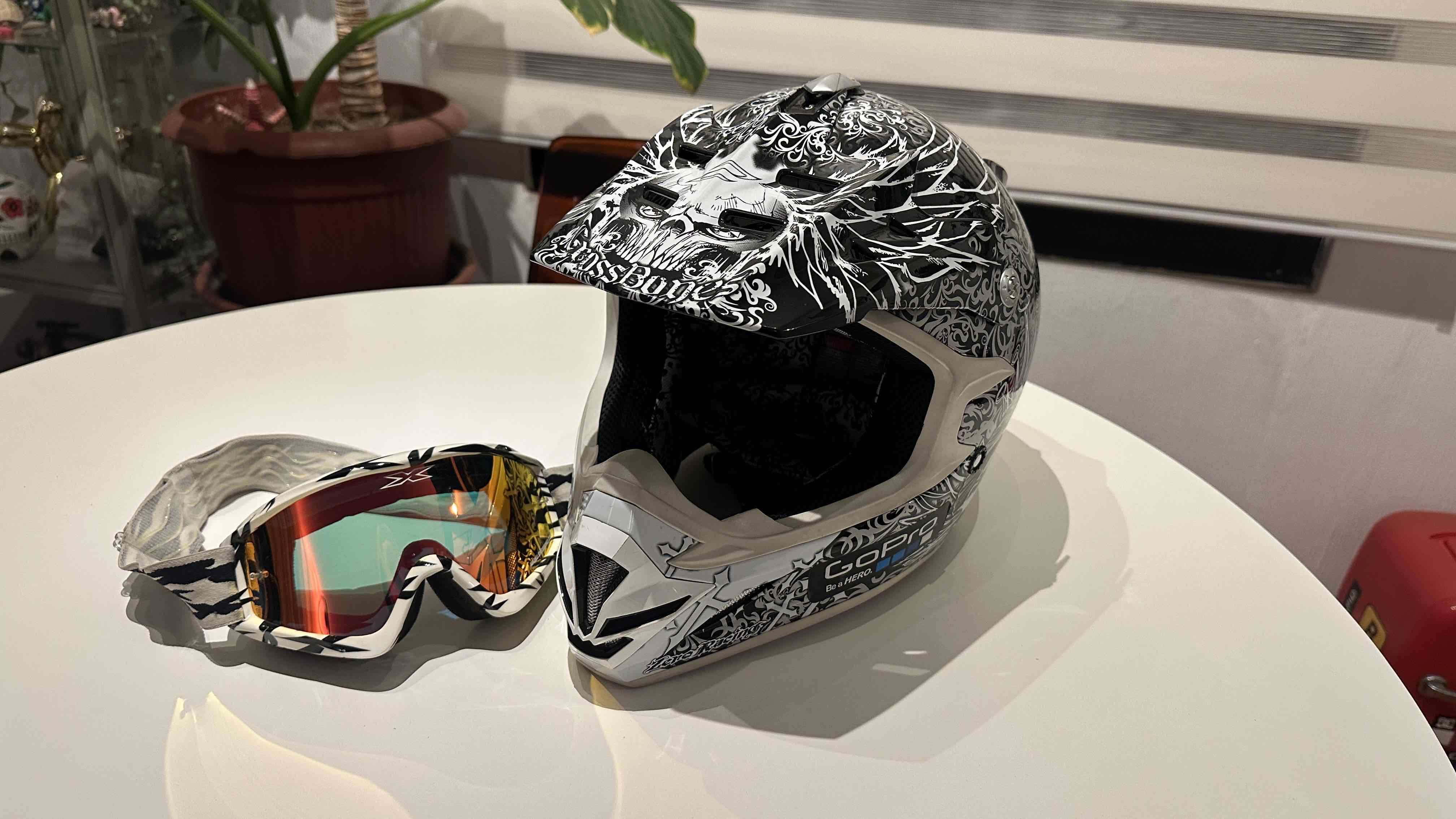 MT Helmets - Crossbones - miniatura 2