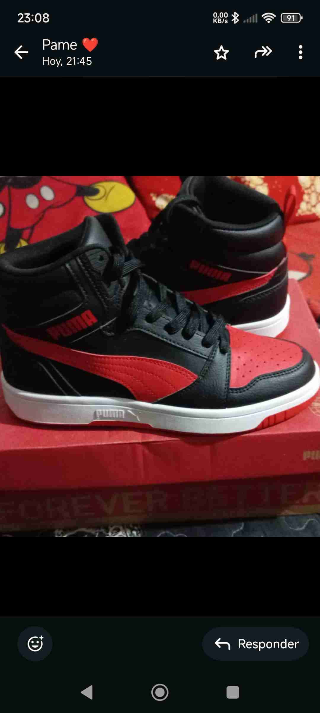 Zapatillas deportivas negras y rojas