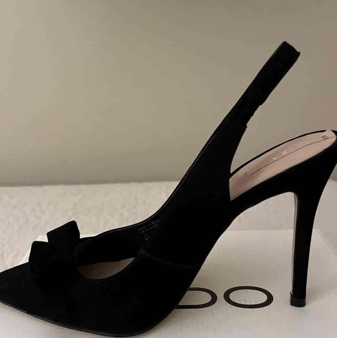 Tacones negros con lazo