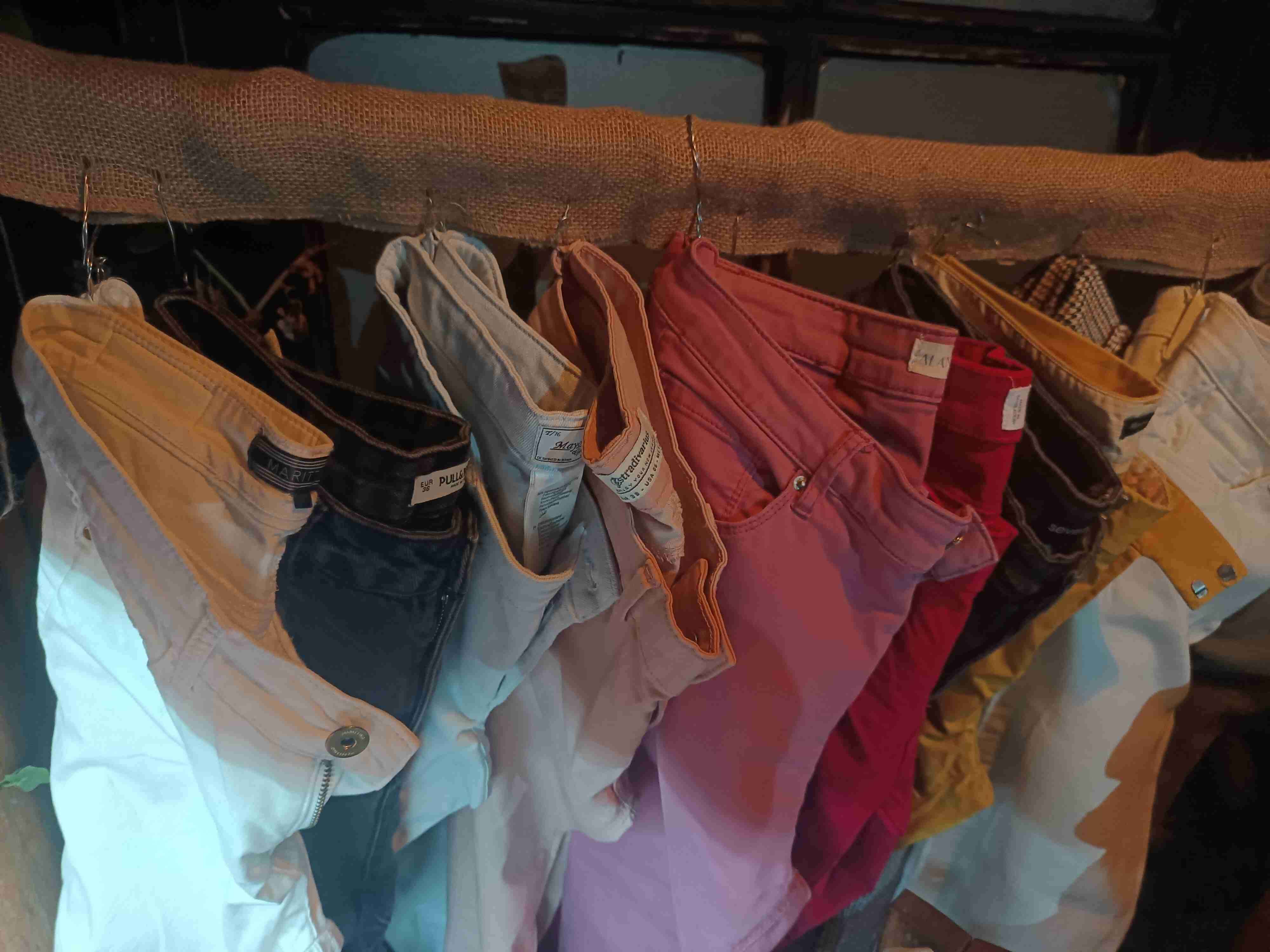 Variedad de pantalones femeninos