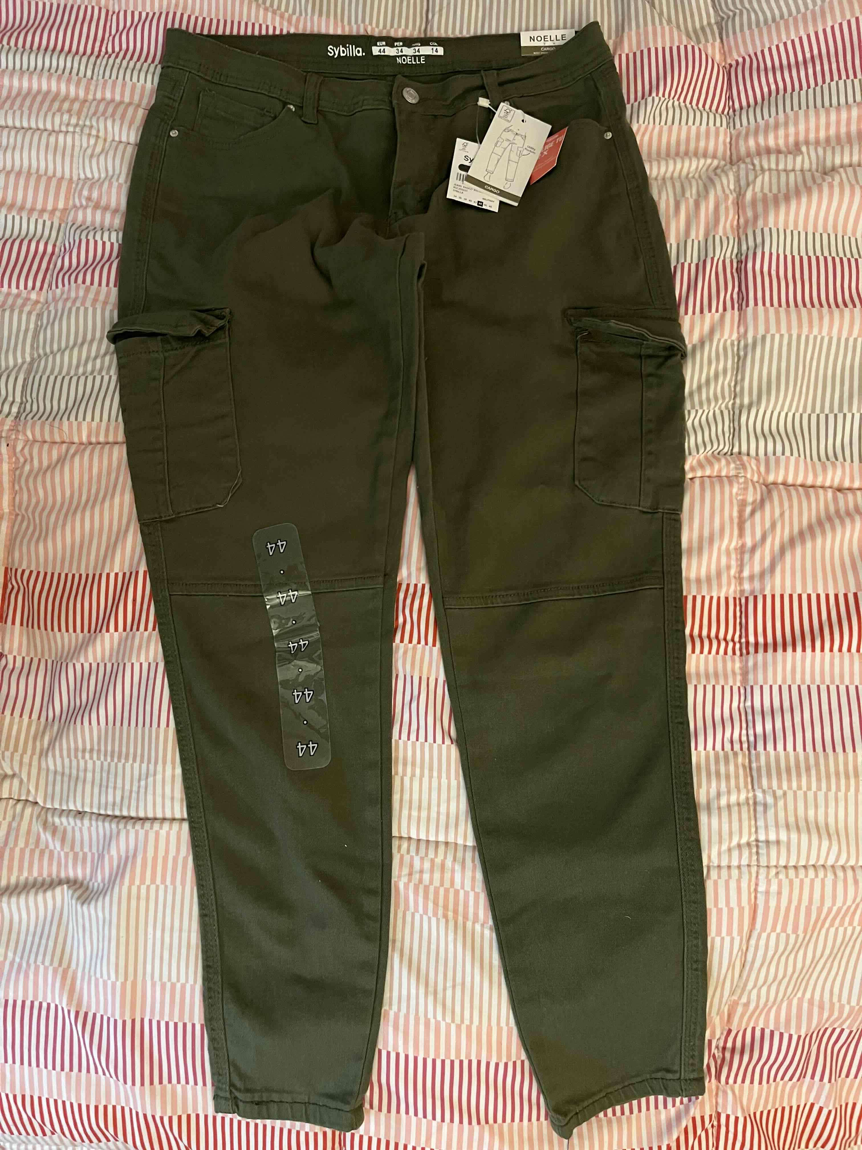 Pantalones cargo verde oliva nuevos - 1