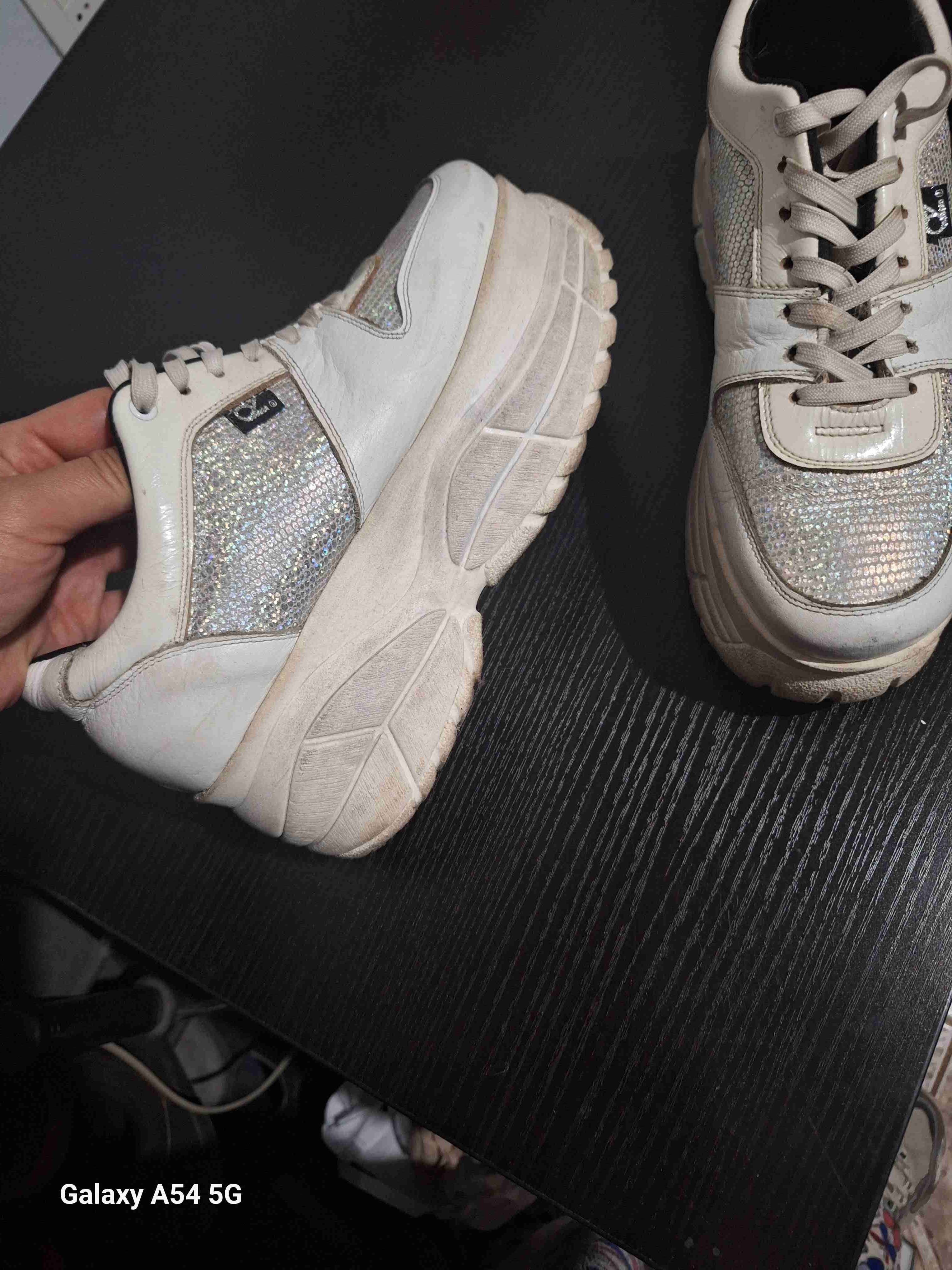 Zapatillas blancas brillantes