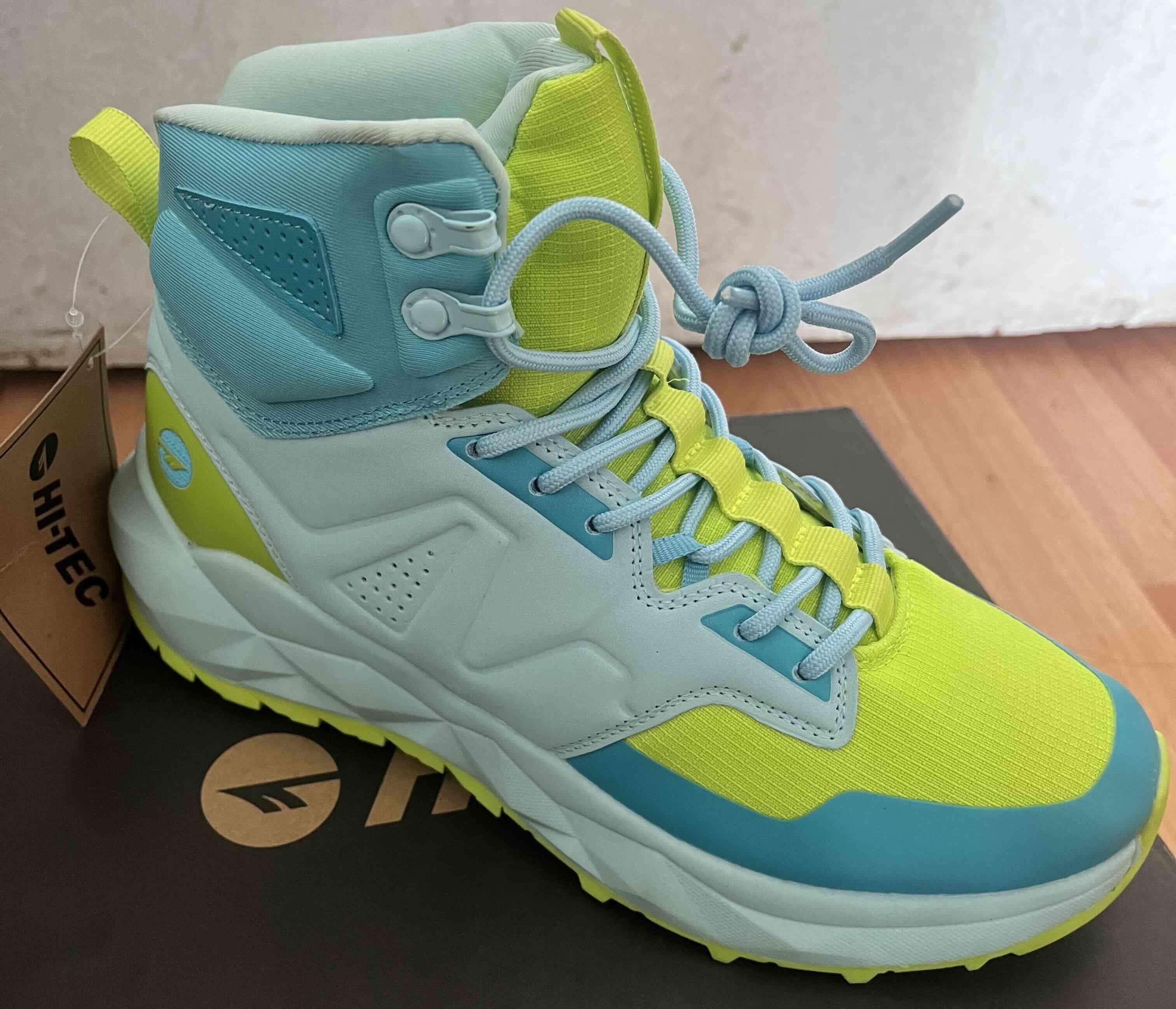 Botines deportivos verdes y celestes