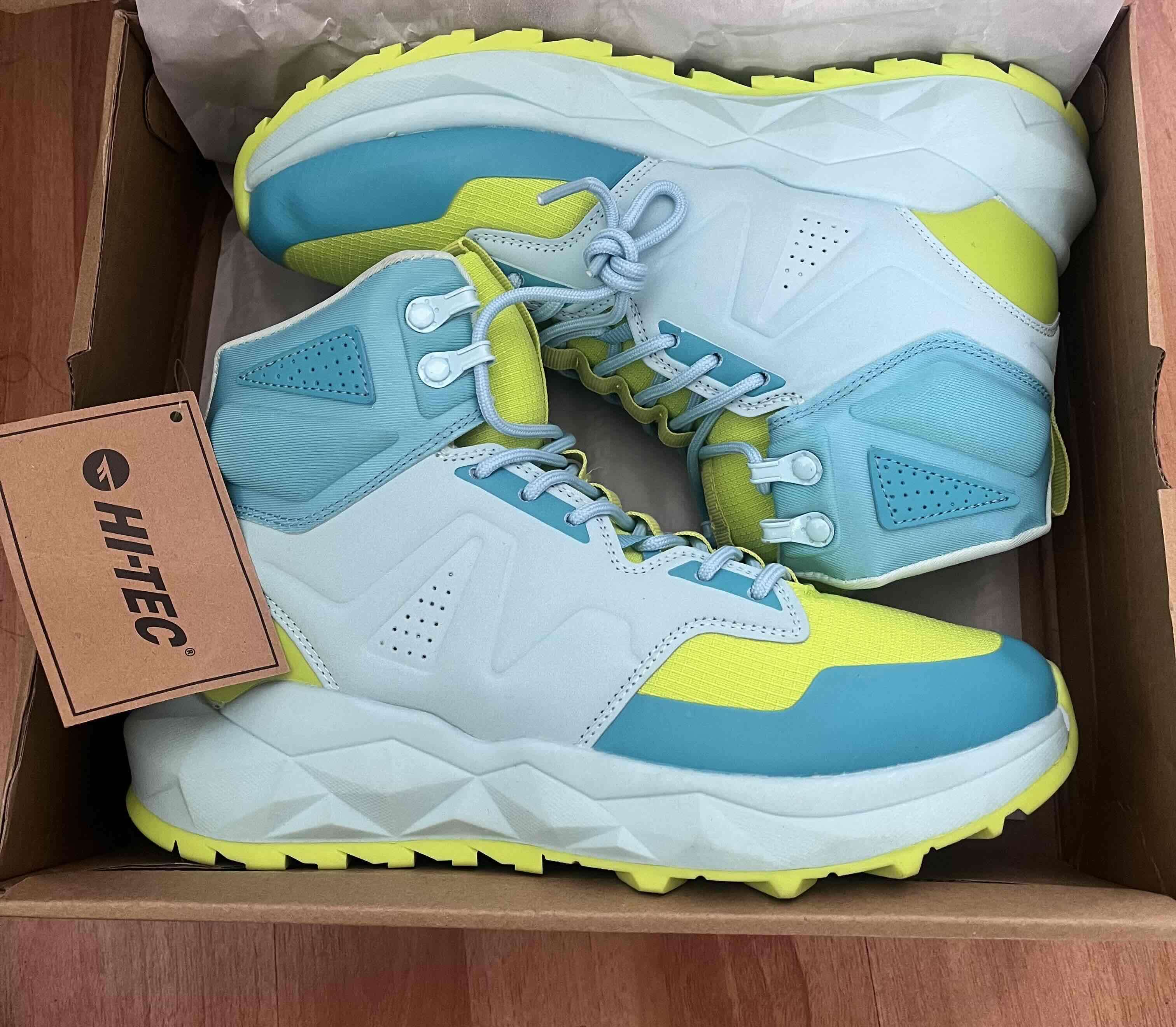 Botines deportivos verdes y celestes - miniatura 2