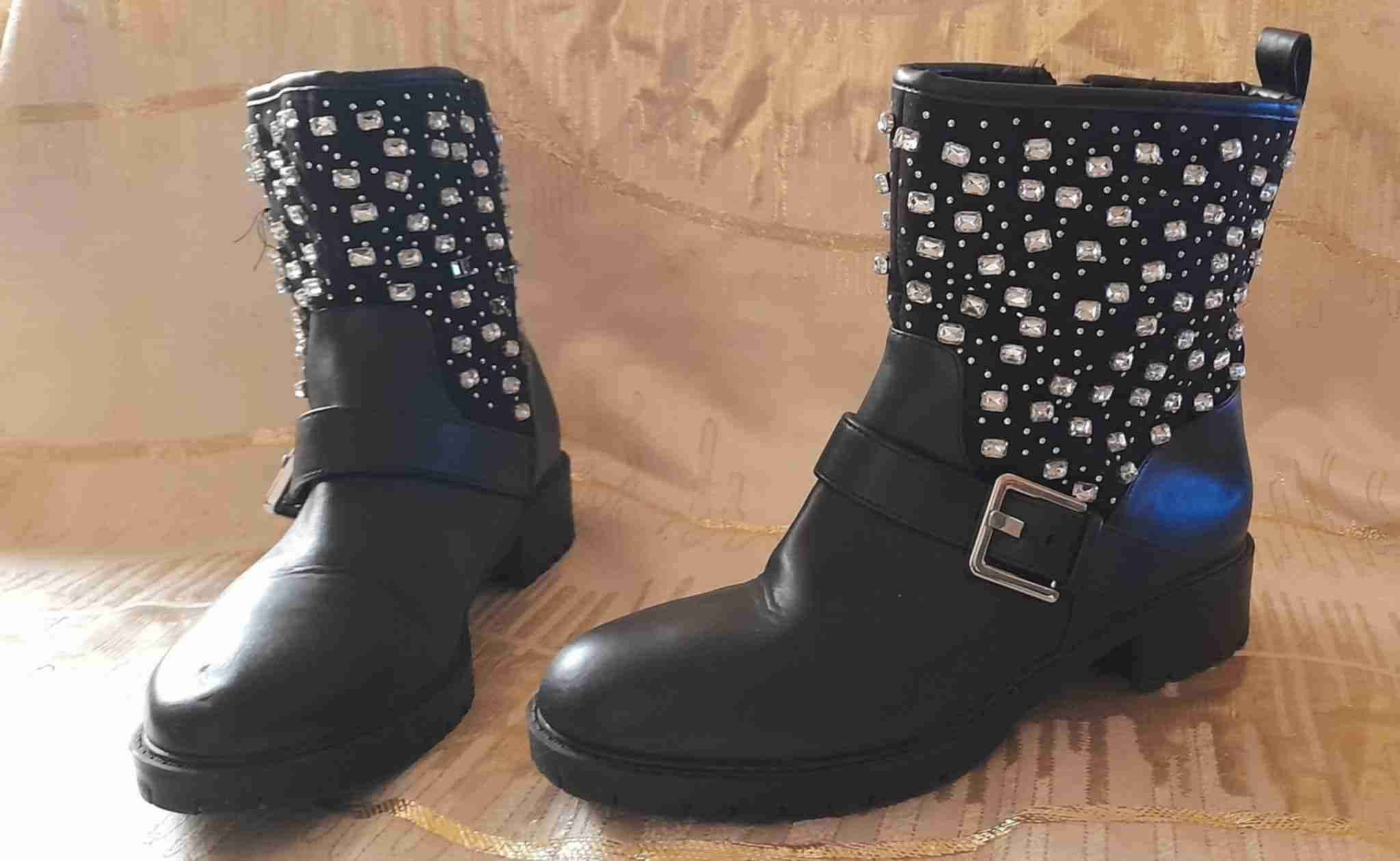 Botas negras con tachas brillantes