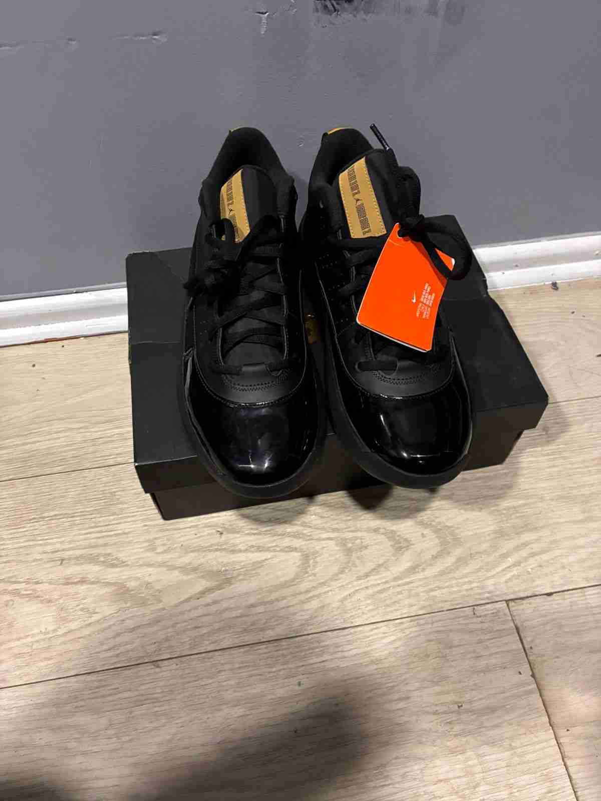 Zapatillas negras con etiqueta