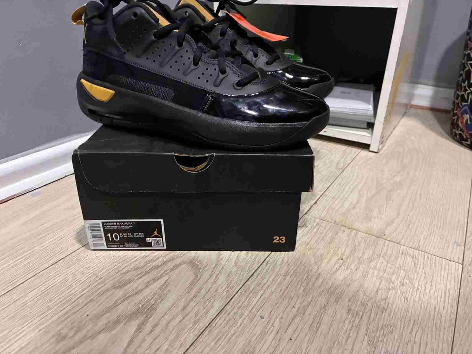 Zapatillas negras con etiqueta - miniatura 2