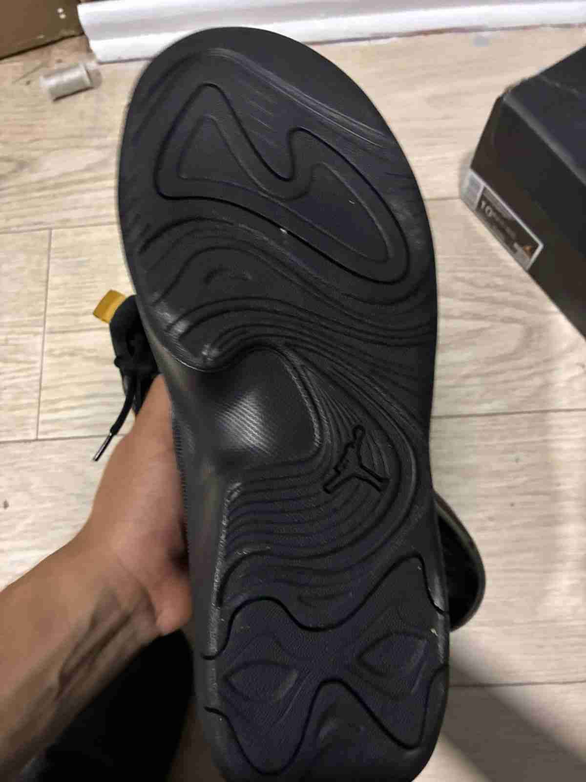 Zapatillas negras con etiqueta - miniatura 3