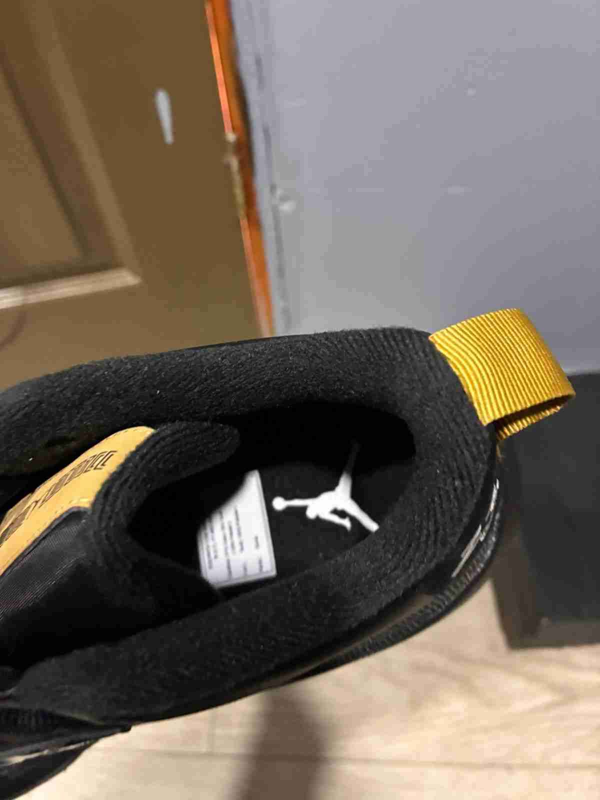 Zapatillas negras con etiqueta - miniatura 4