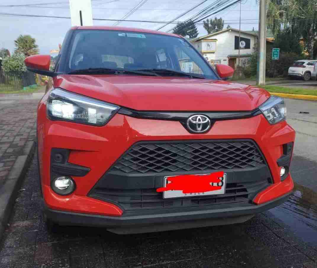 Toyota raize rojo
