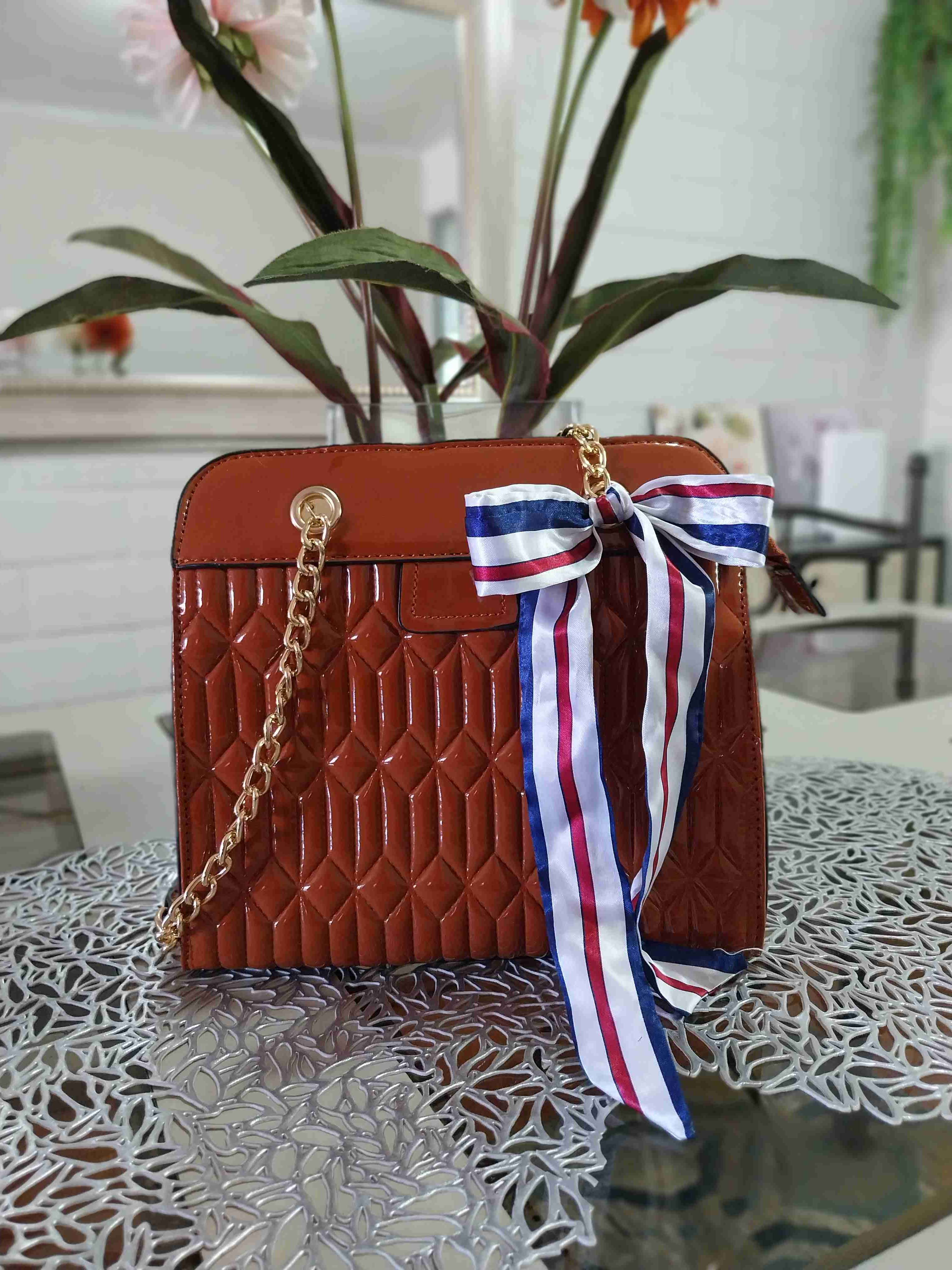 Cartera marrón con lazo decorativo