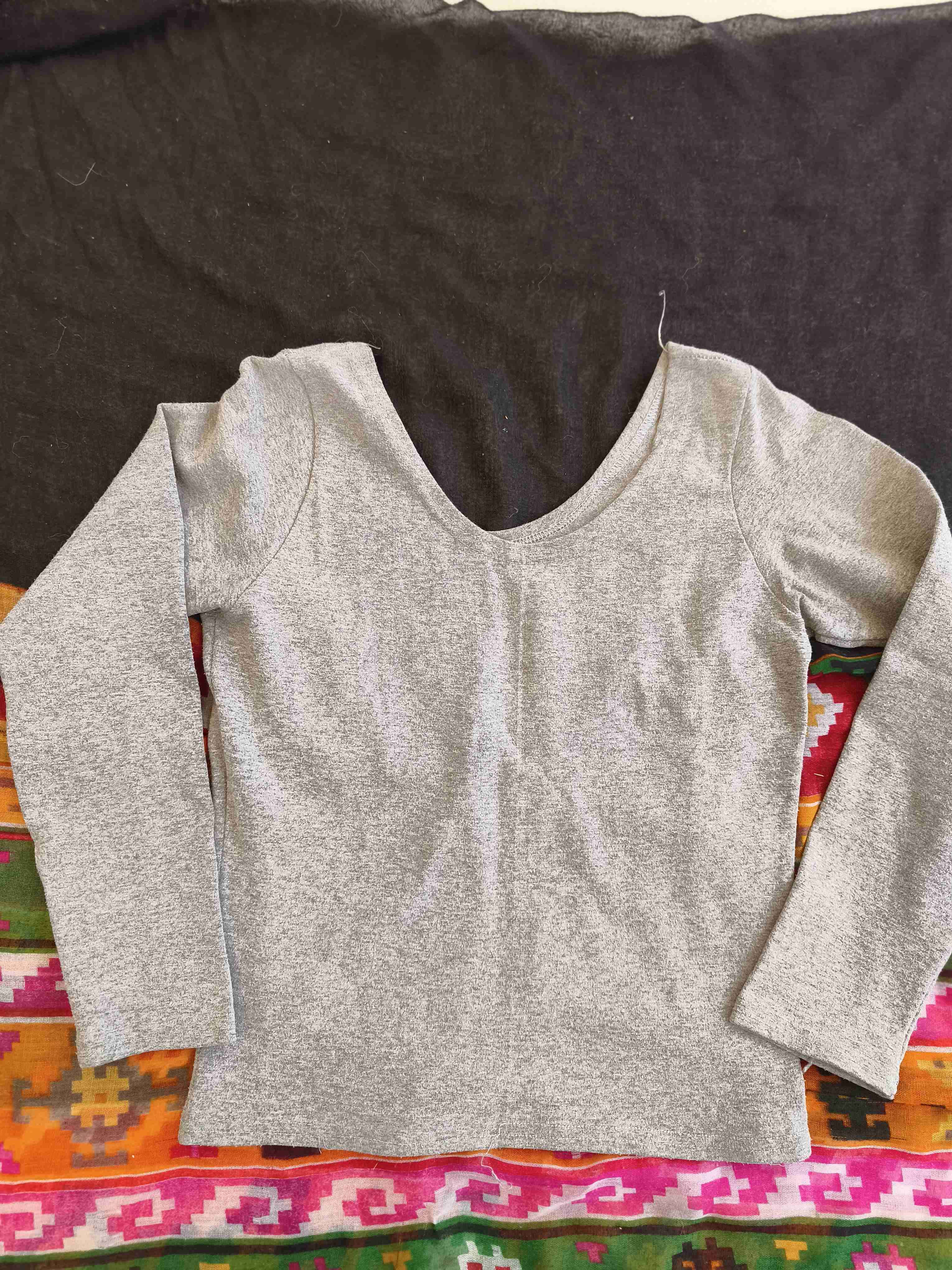 Polera gris de manga larga