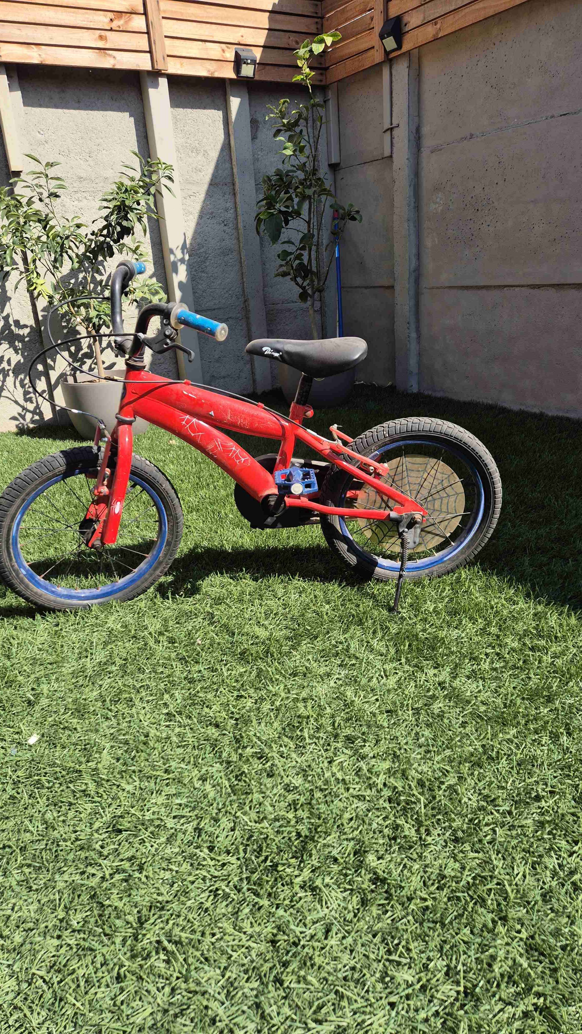 Bicicleta infantil roja - miniatura 1