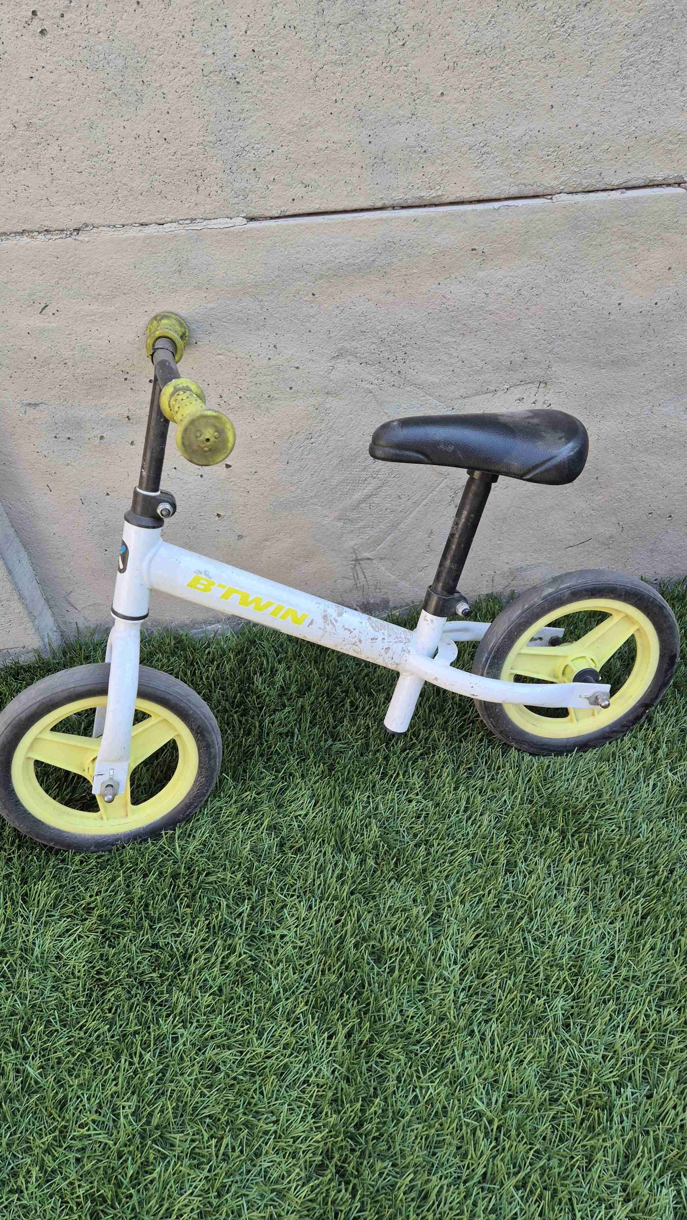 Bicicleta sin pedales BTWIN blanca