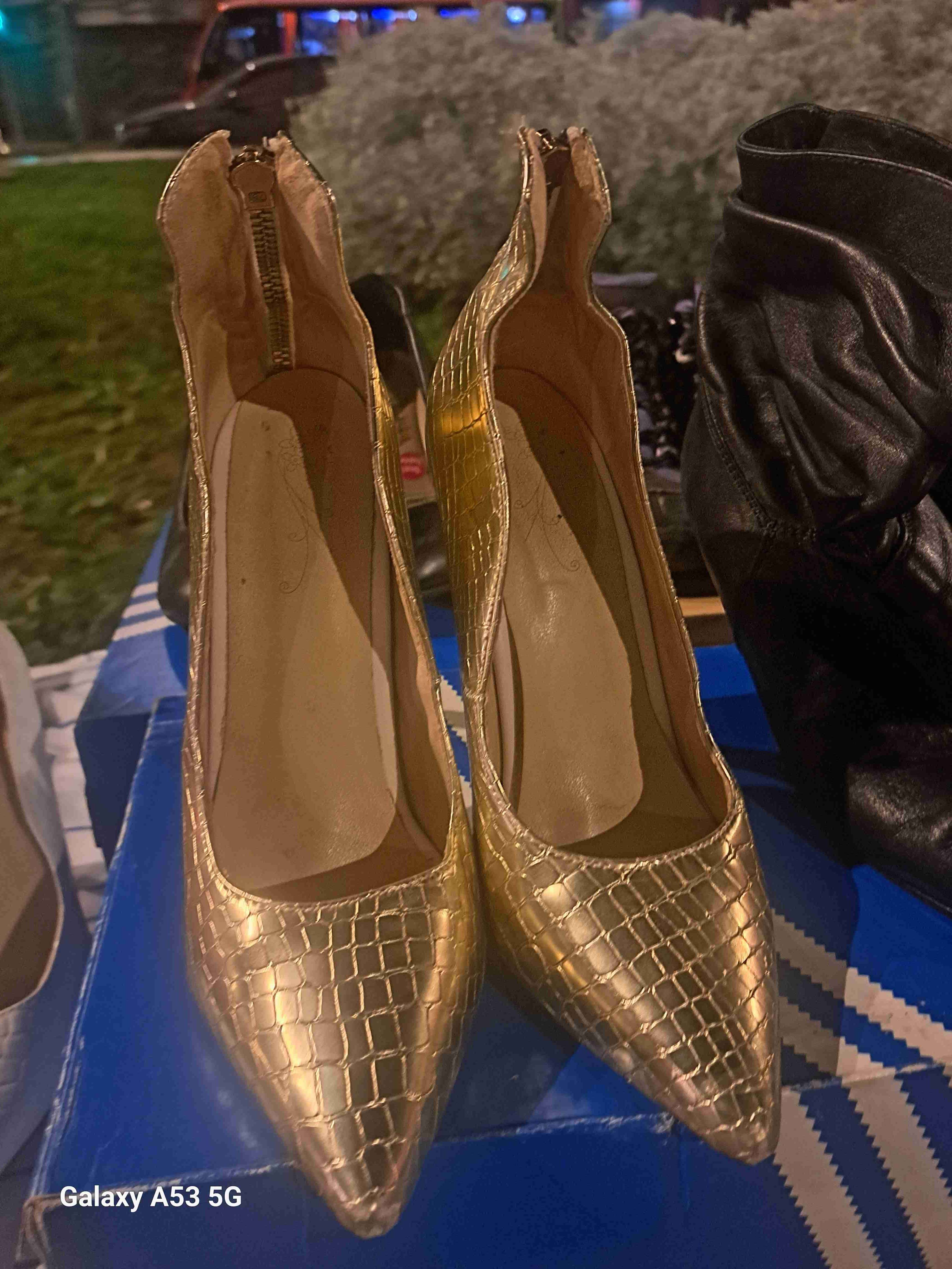 Tacones dorados con textura - 1