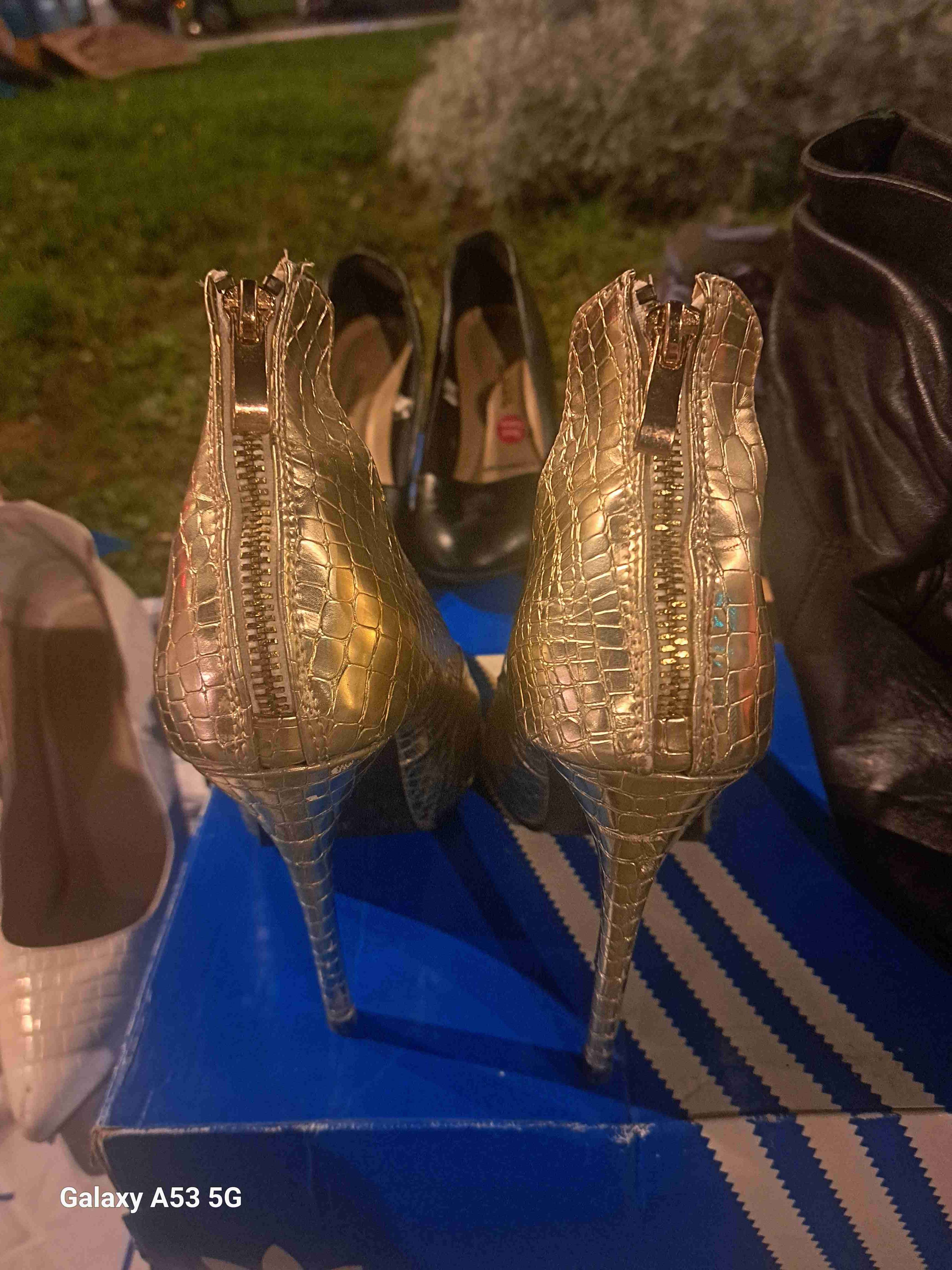 Tacones dorados con textura - 2