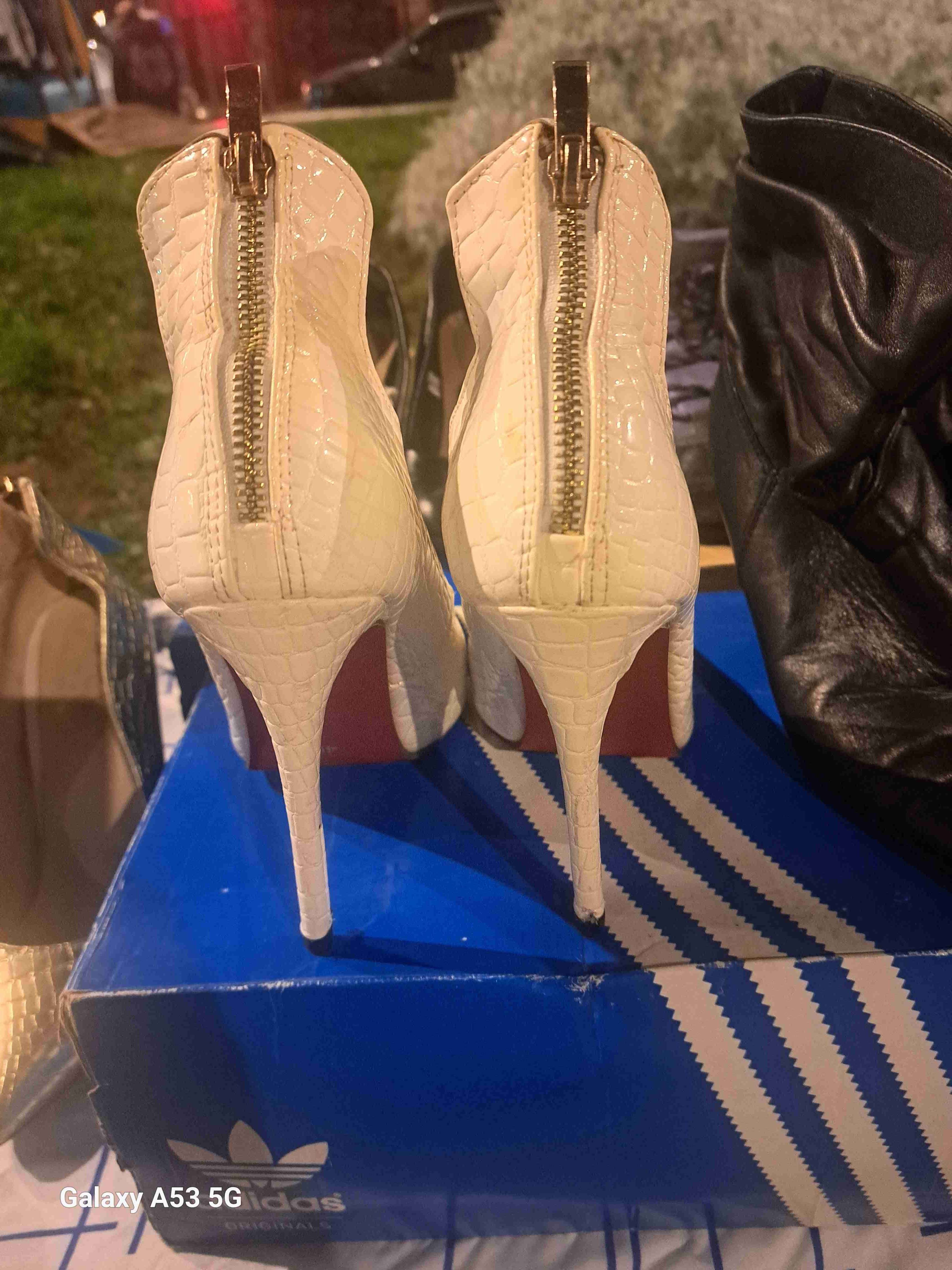 Tacones dorados con textura - 4