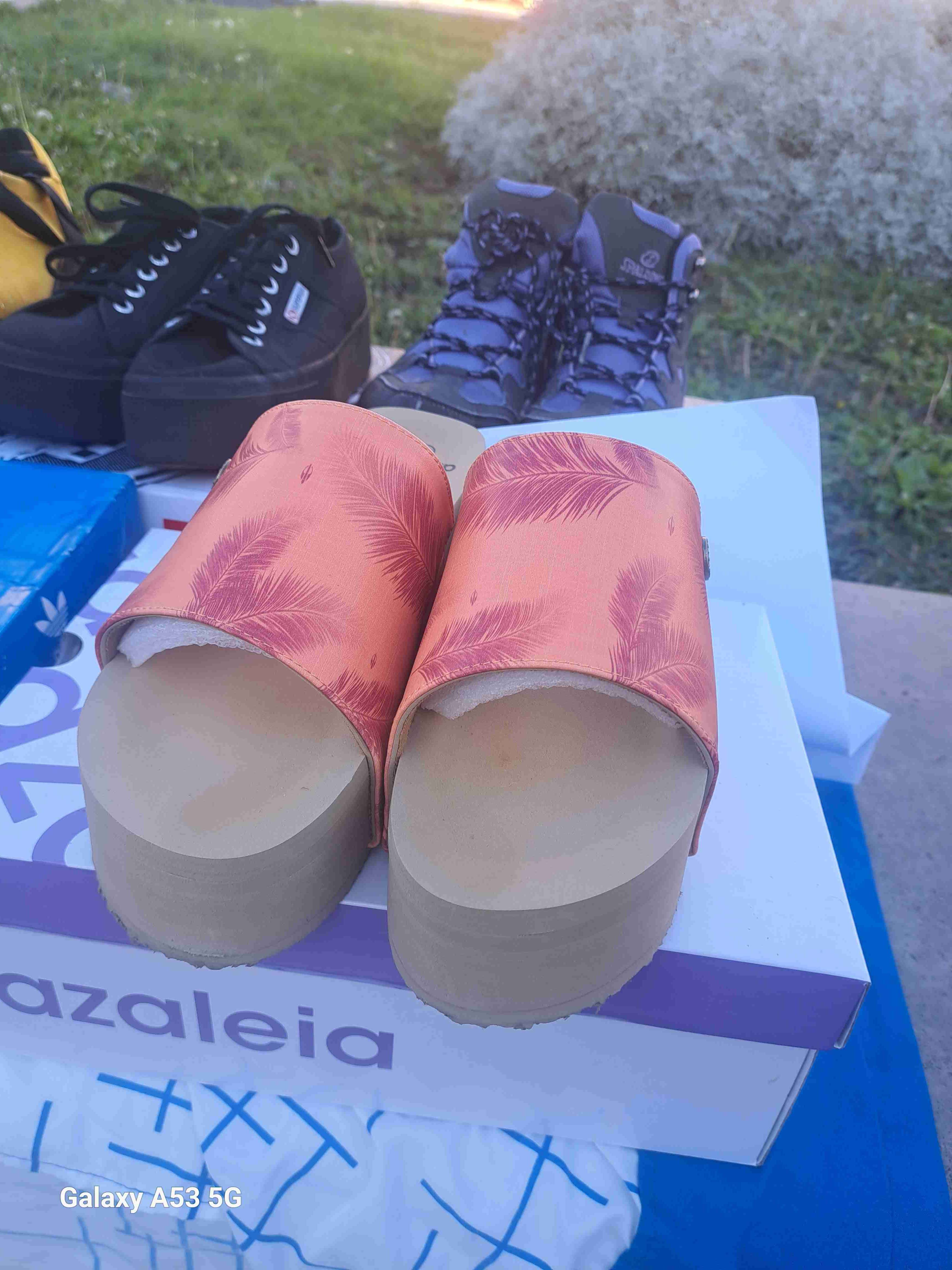 Sandalias naranjas con hojas - miniatura 2