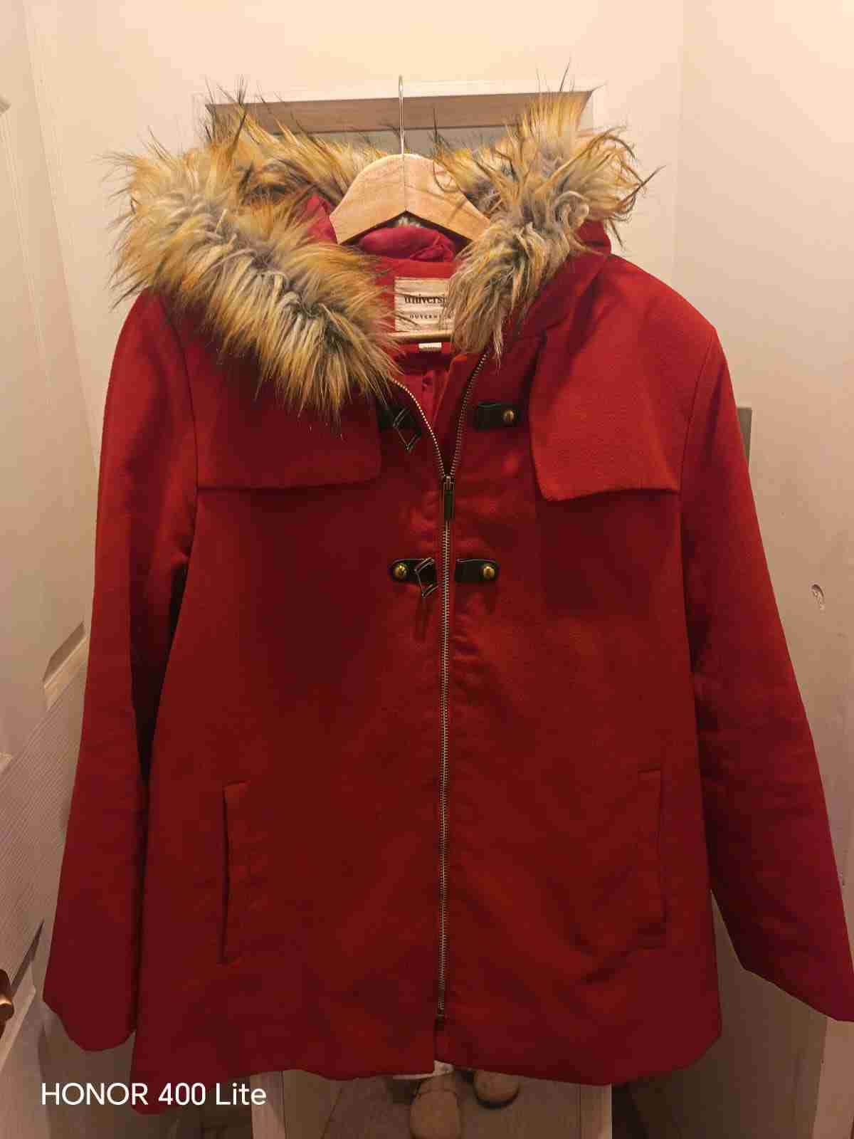 Abrigo rojo con capucha de peluche