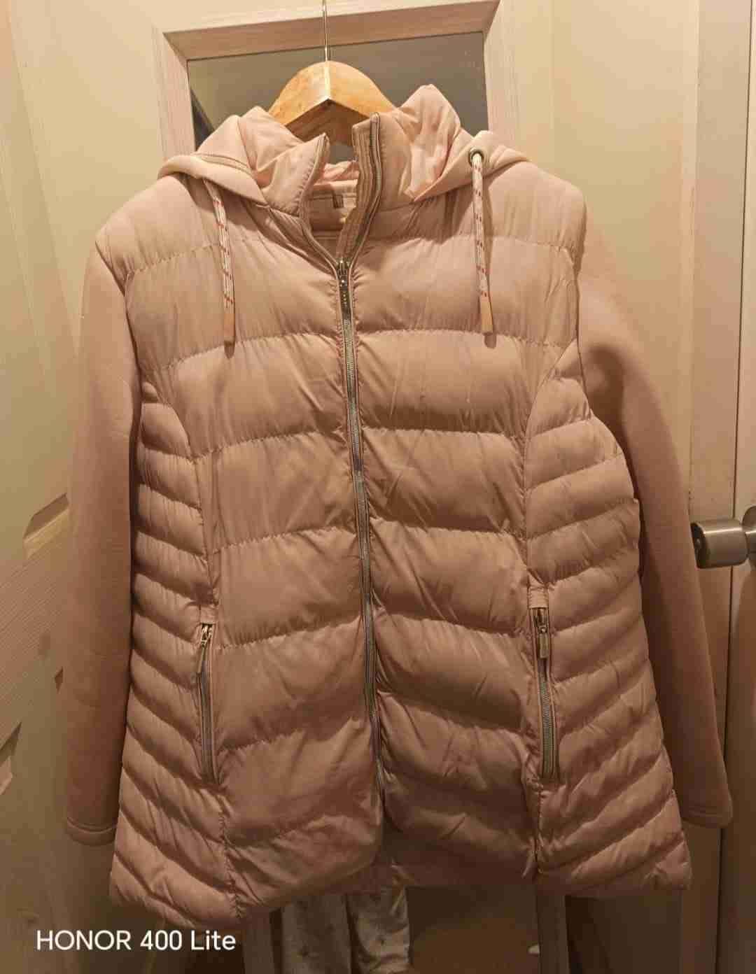 Chaqueta acolchada rosa con capucha