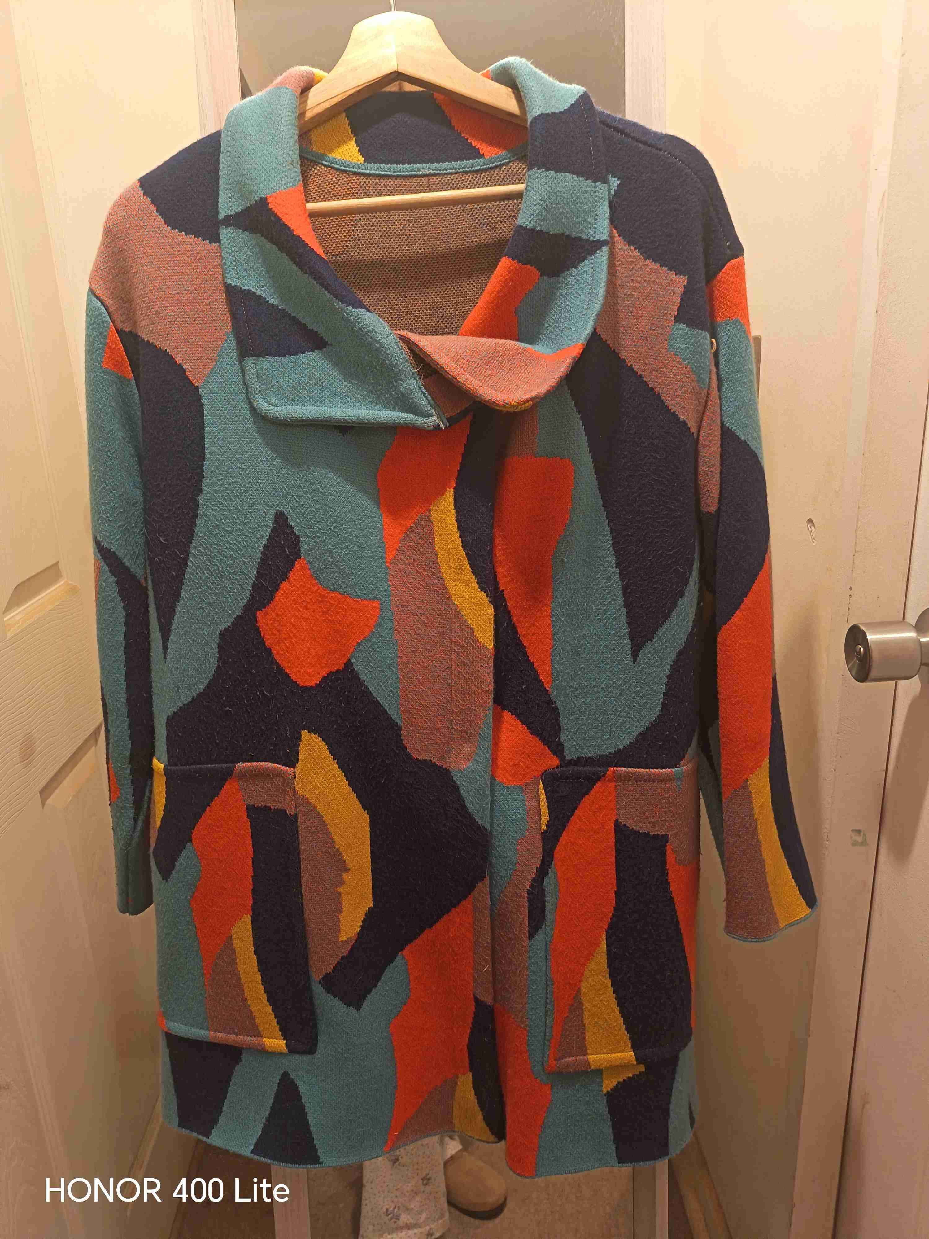 Abrigo de colores vibrantes