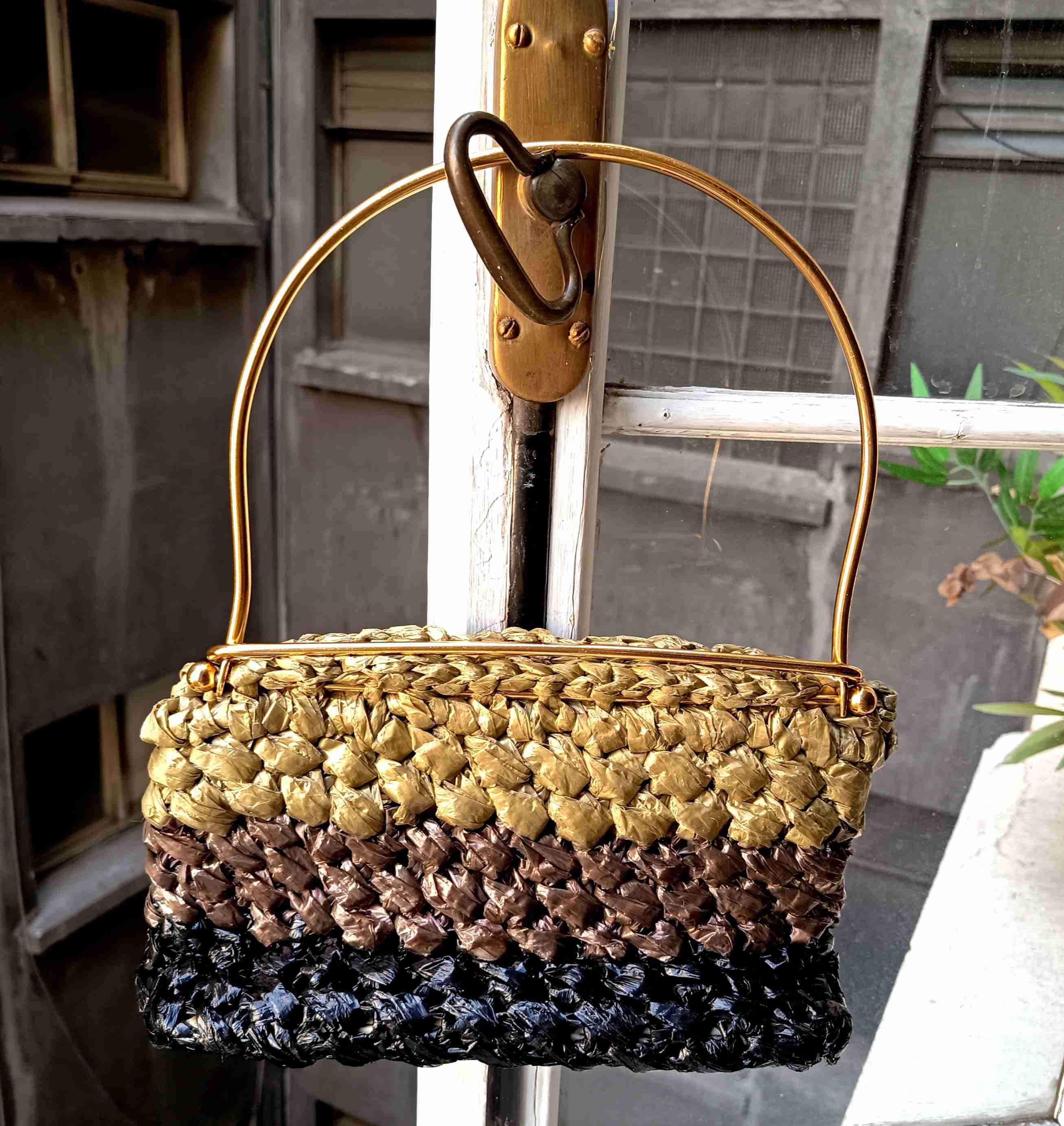 Cartera tejida en colores tierra