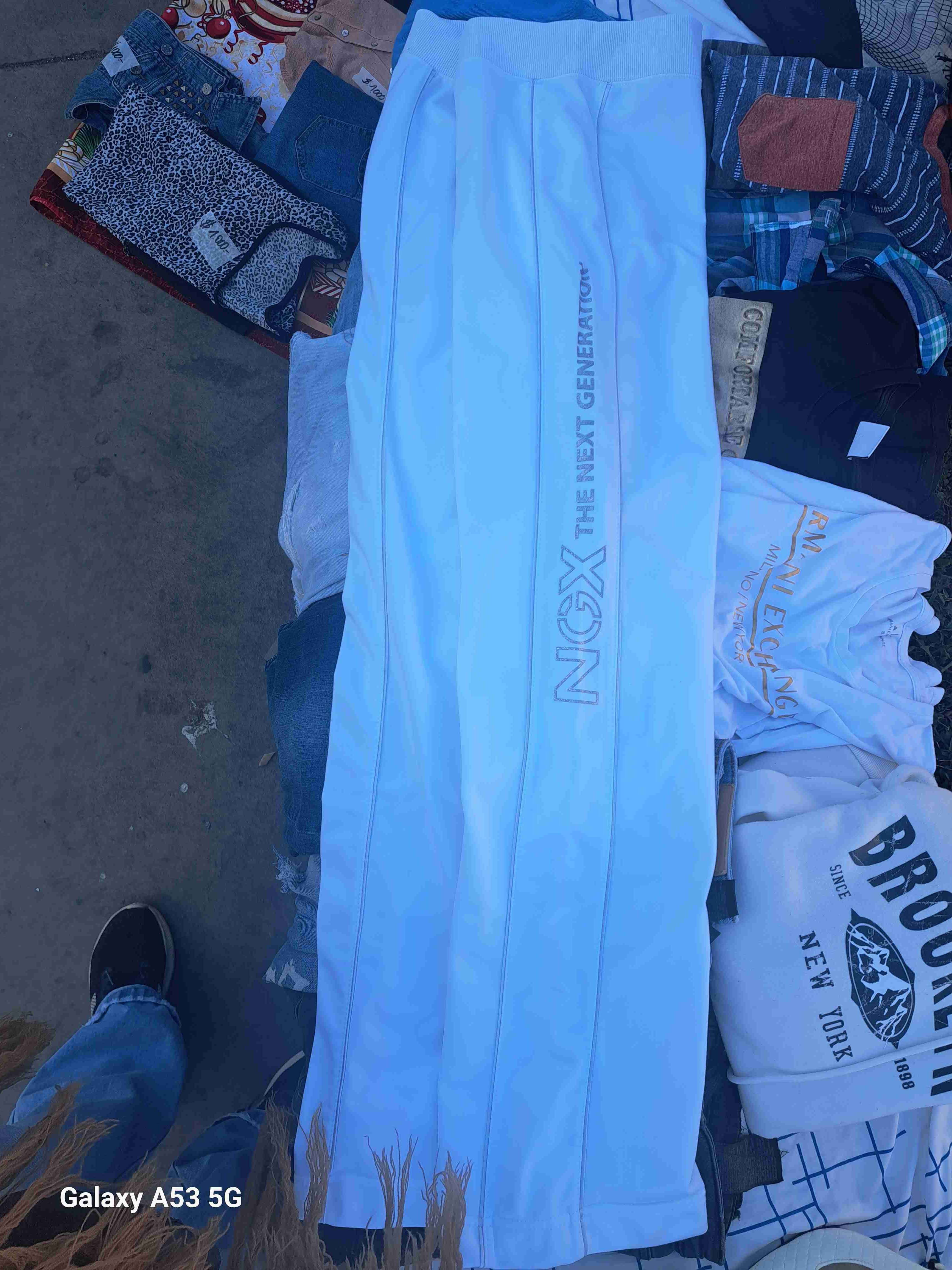 Pantalones deportivos blancos - miniatura 2