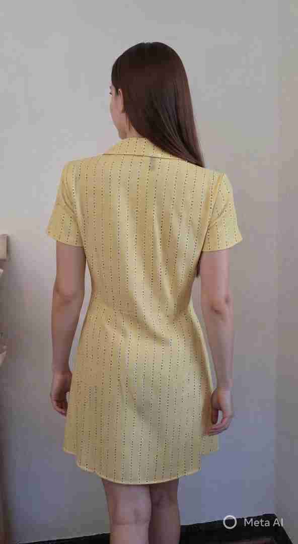 Vestido amarillo con botones - miniatura 2