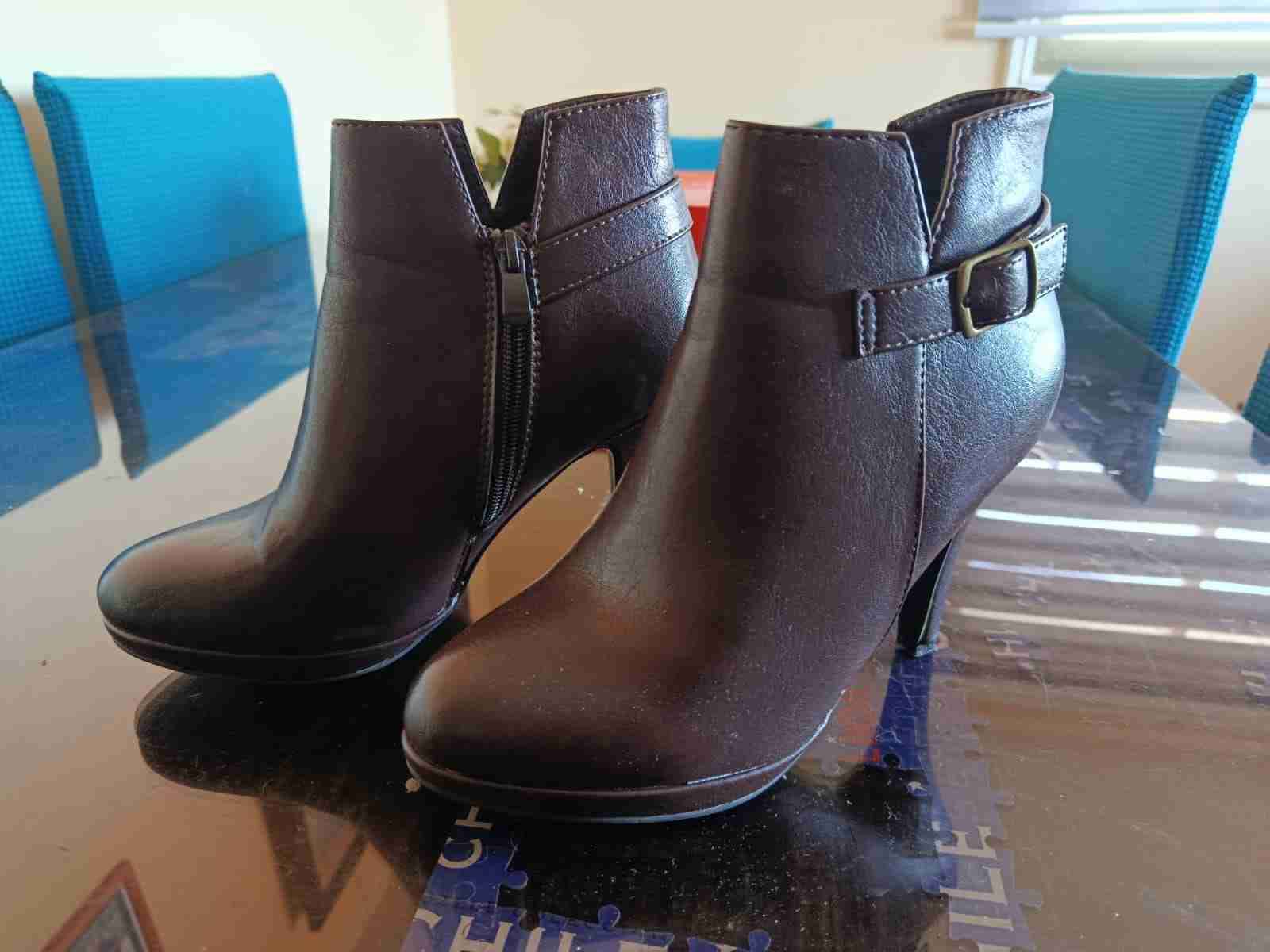 Botines negros con taco y hebilla - 1