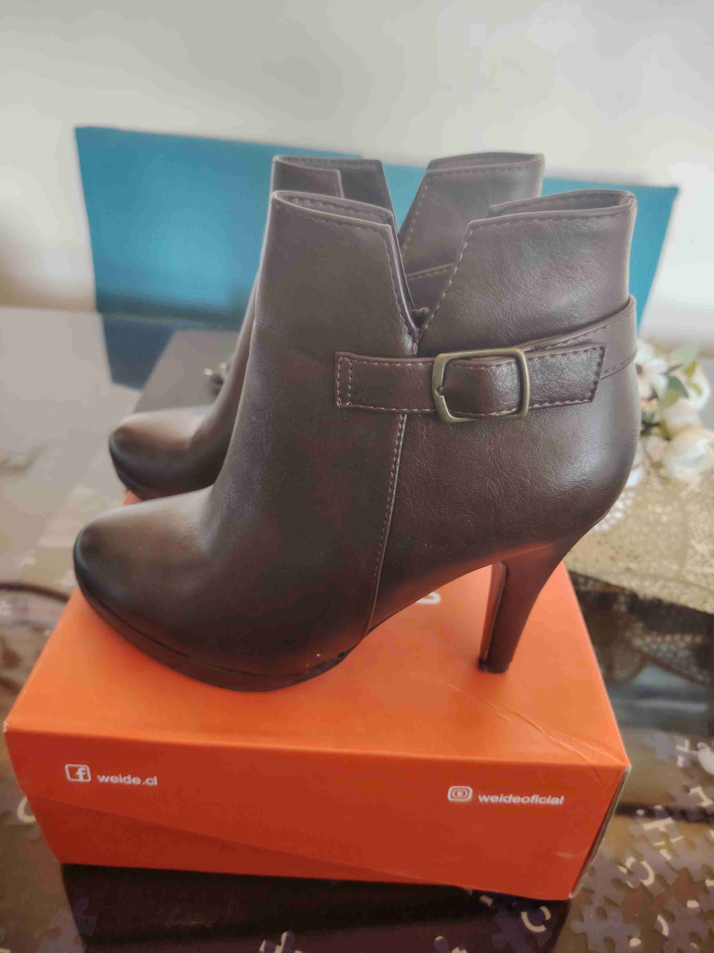 Botines negros con taco y hebilla - 4