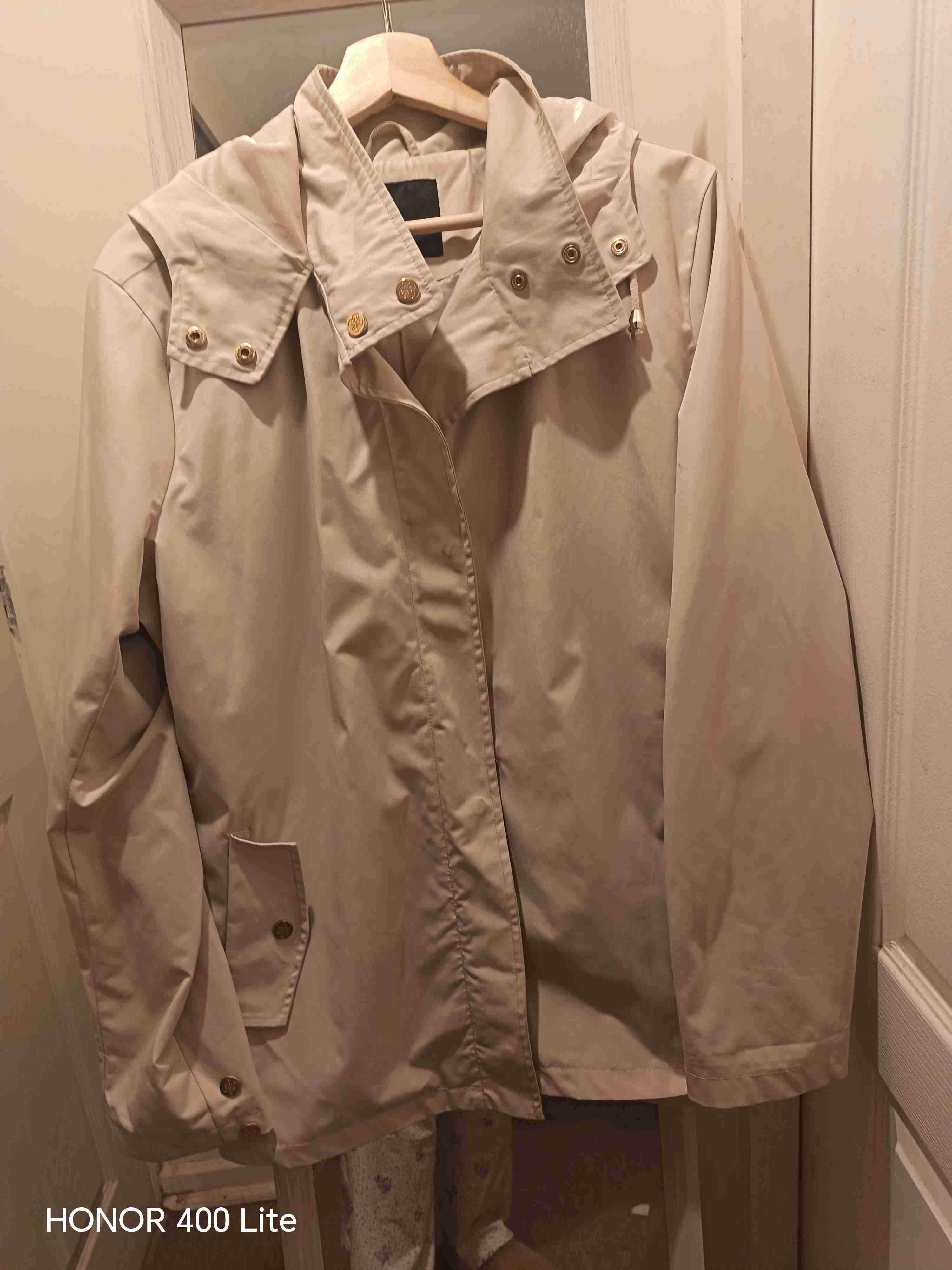 Chaqueta beige con capucha