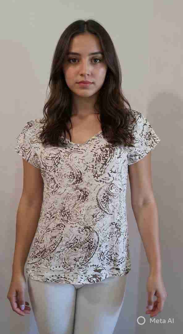 Polera blanca con estampado floral