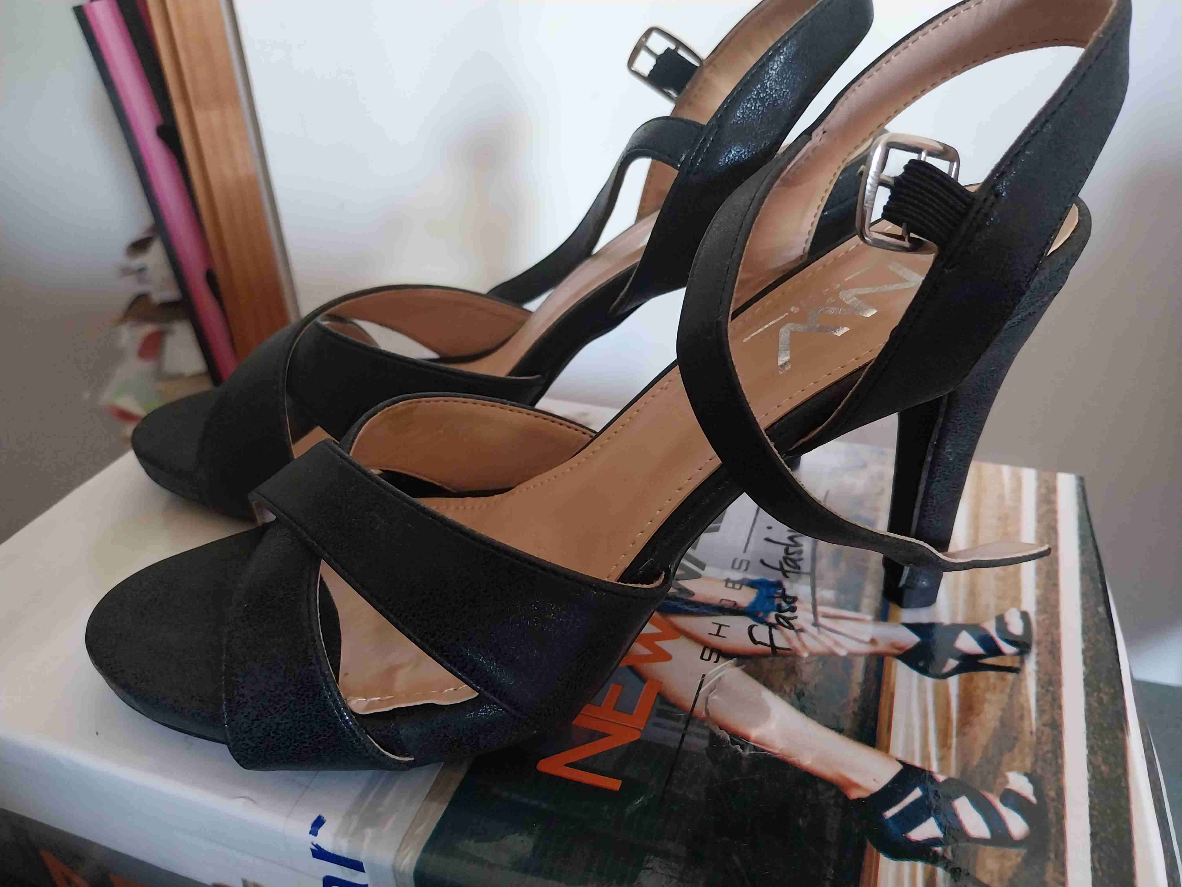 Sandalias negras con taco alto - miniatura 1