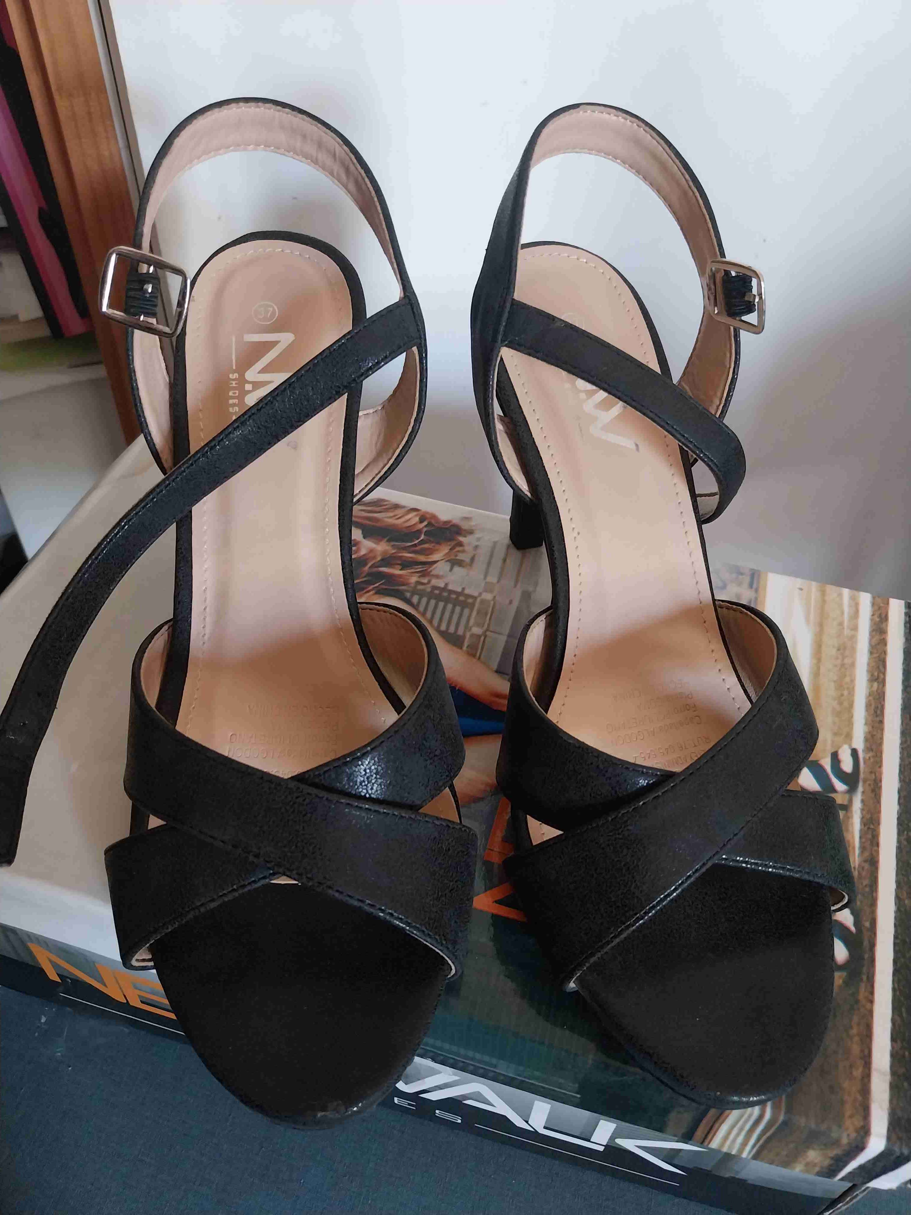 Sandalias negras con taco alto - miniatura 2