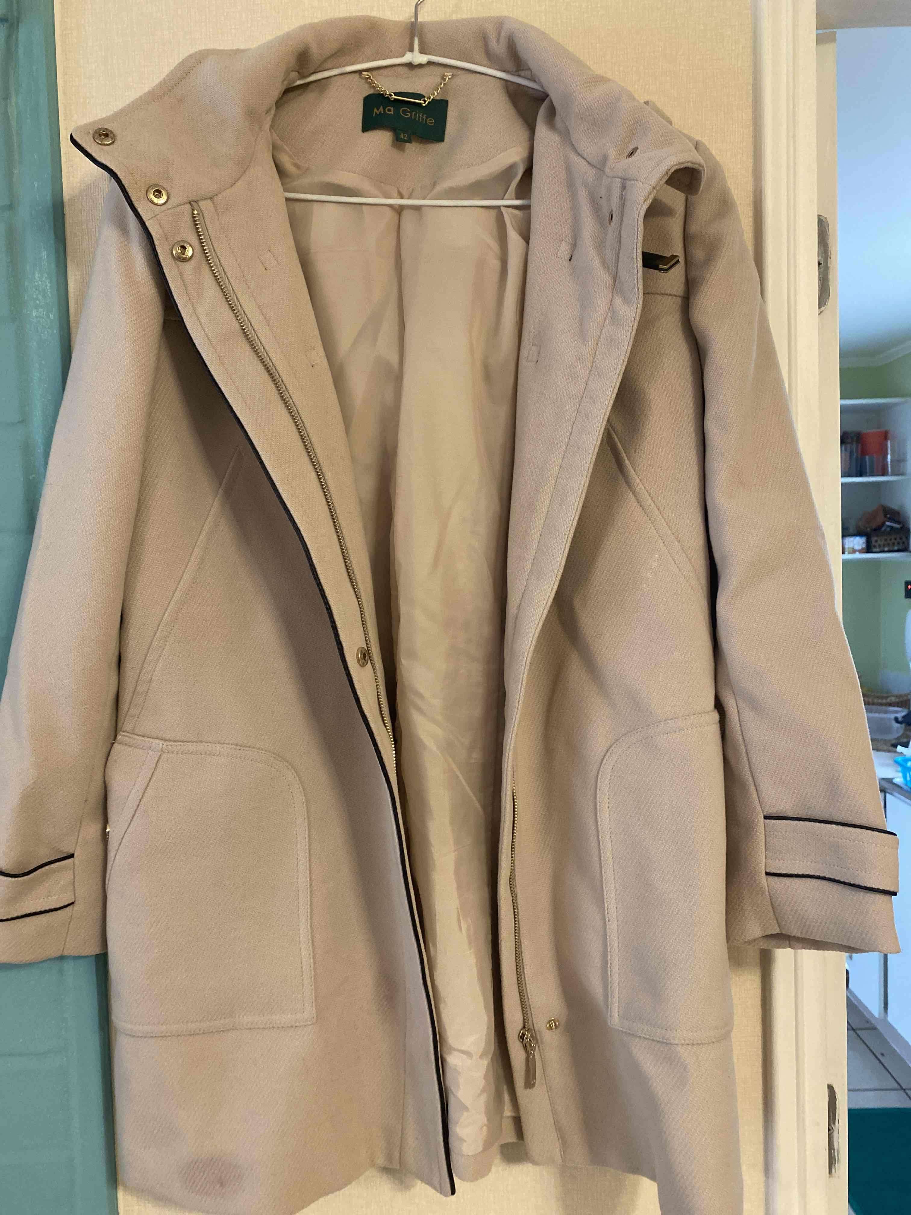 Abrigo beige con capucha - 1