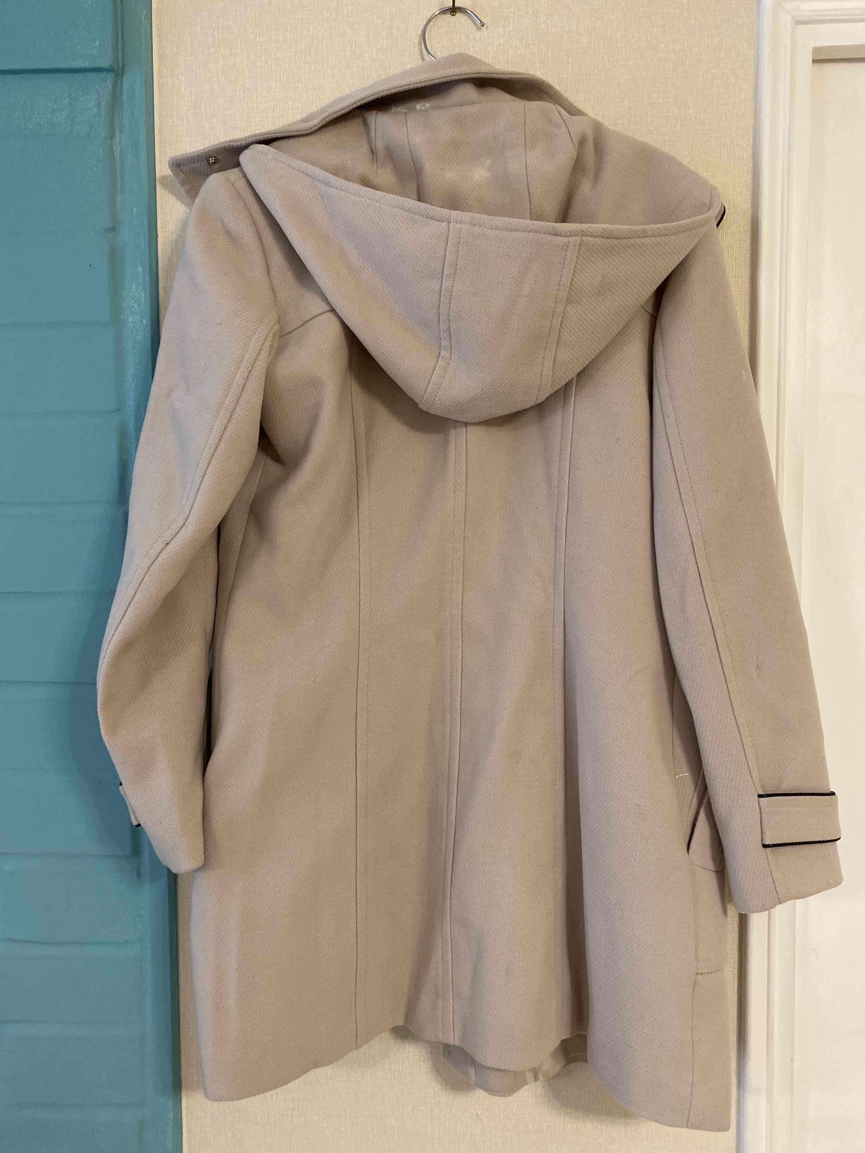 Abrigo beige con capucha - 3