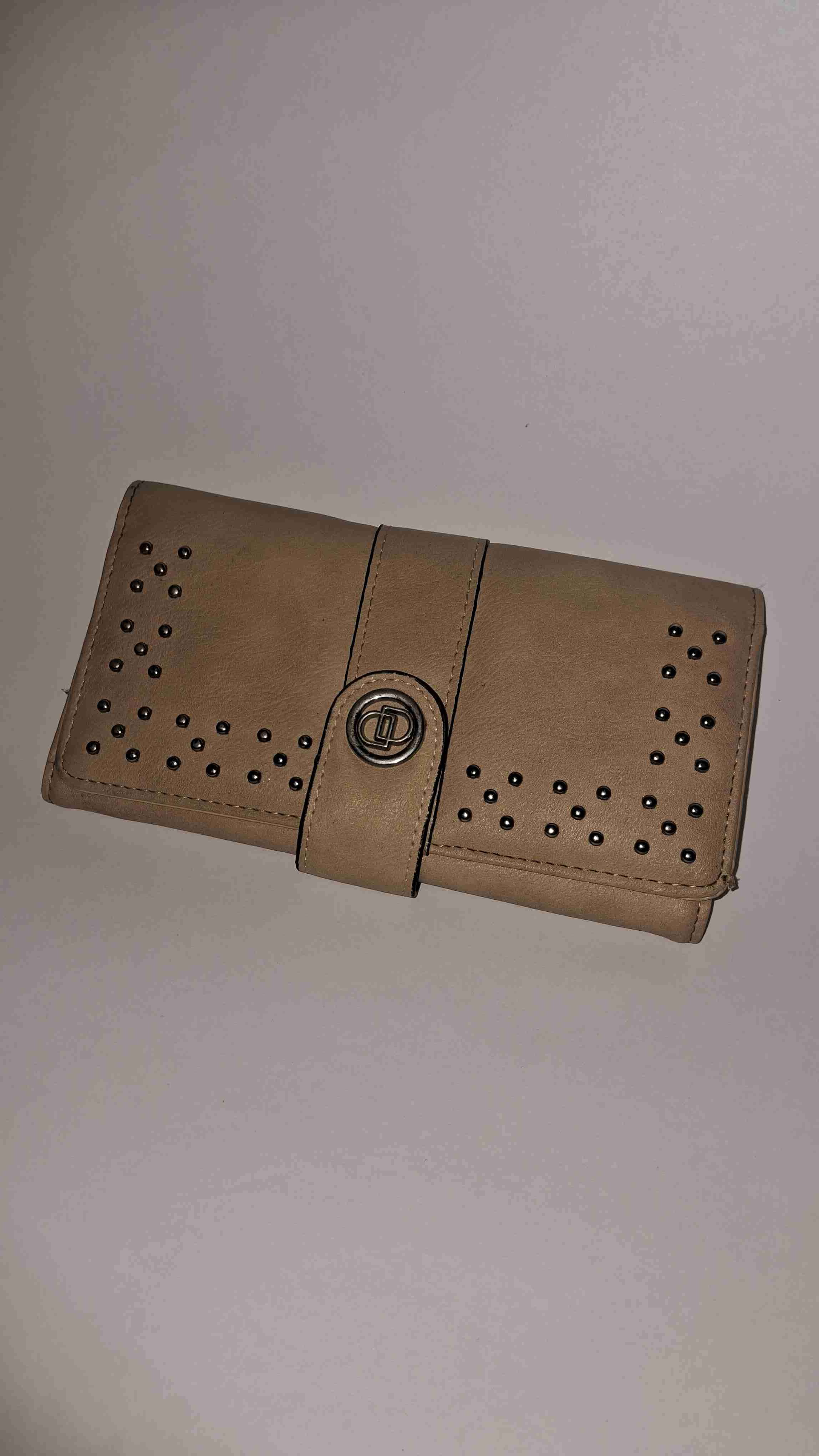 Billetera beige con diseño metálico - miniatura 1