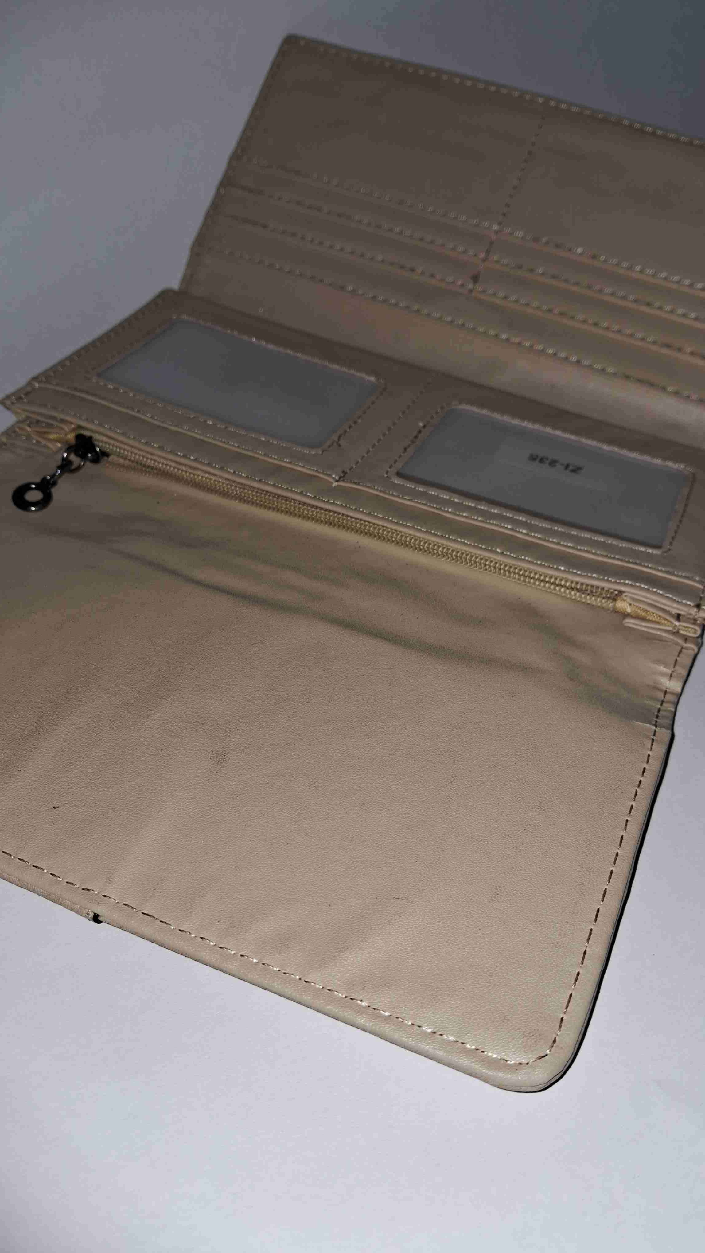 Billetera beige con diseño metálico - miniatura 2