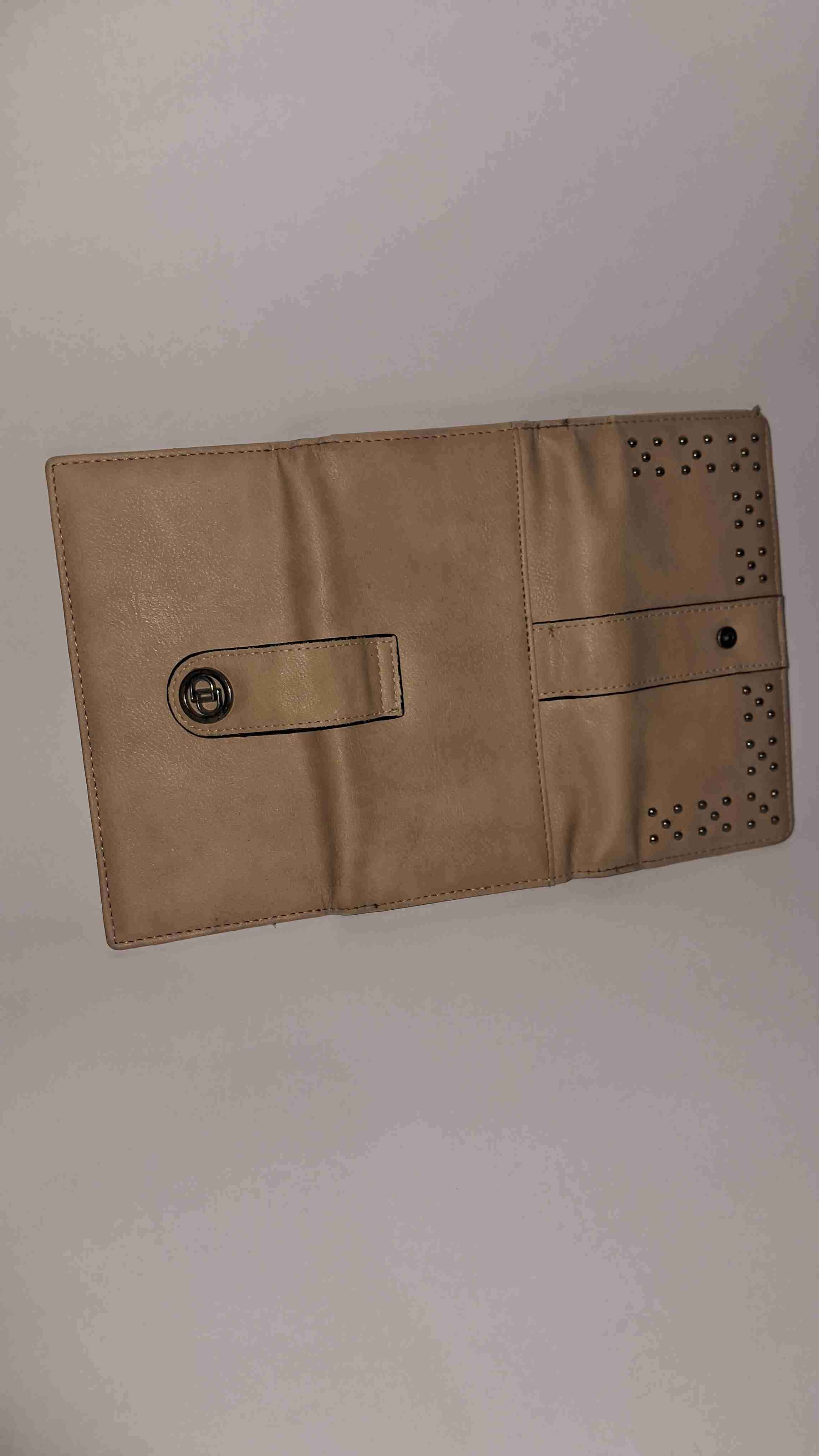 Billetera beige con diseño metálico - miniatura 3